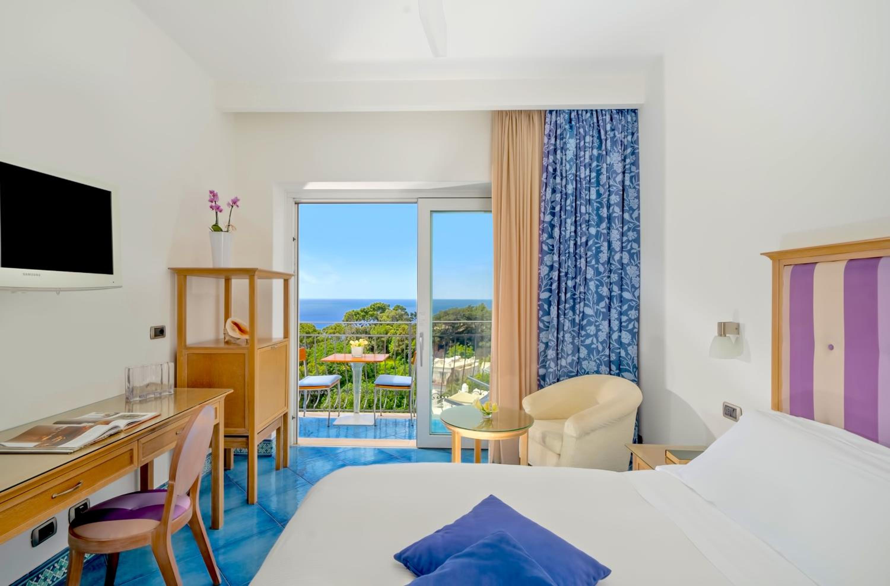 Deluxe Room Top Floor with Sea View balcony thumbnail 5