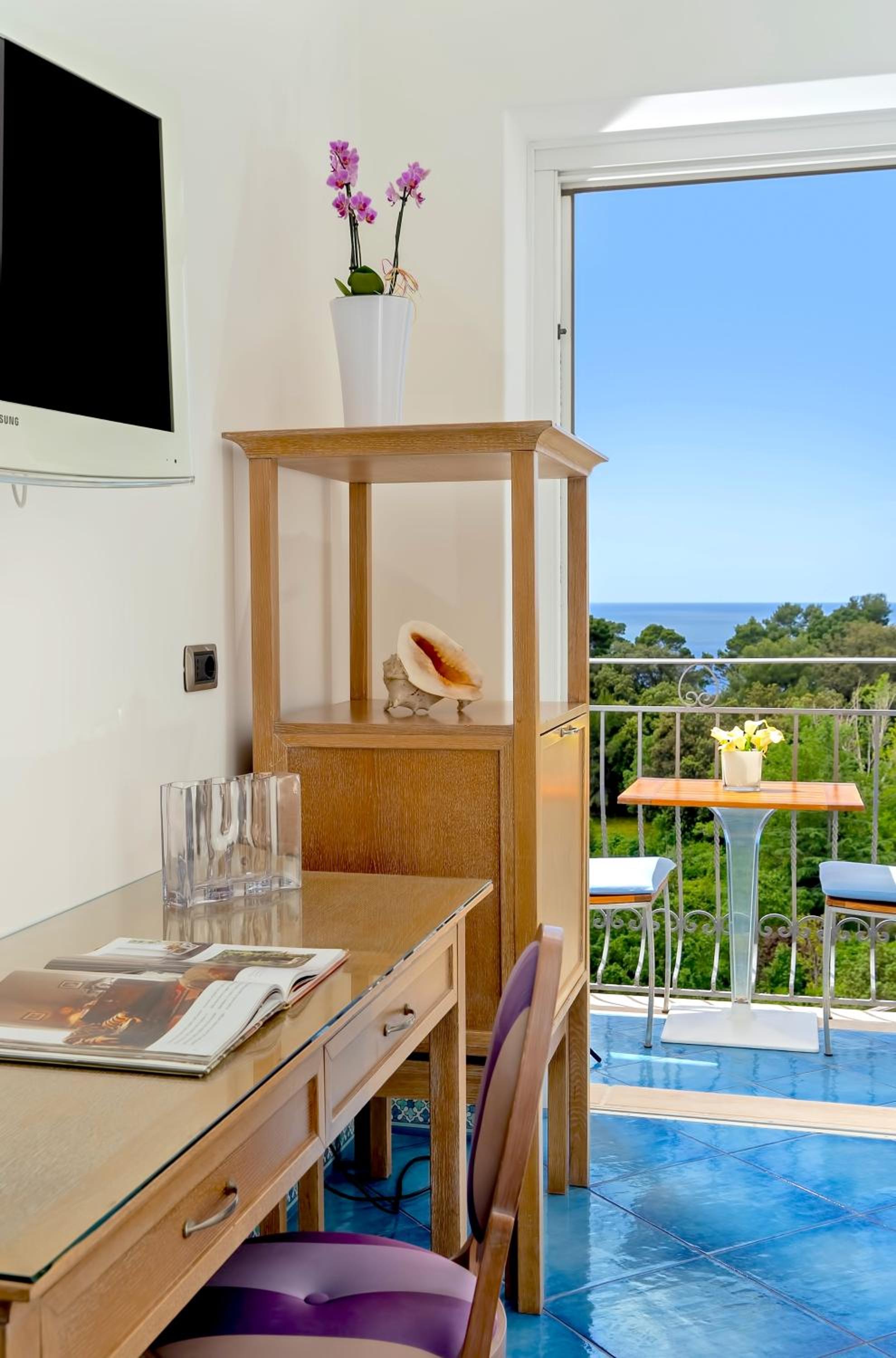 Deluxe Room Top Floor with Sea View balcony thumbnail 6