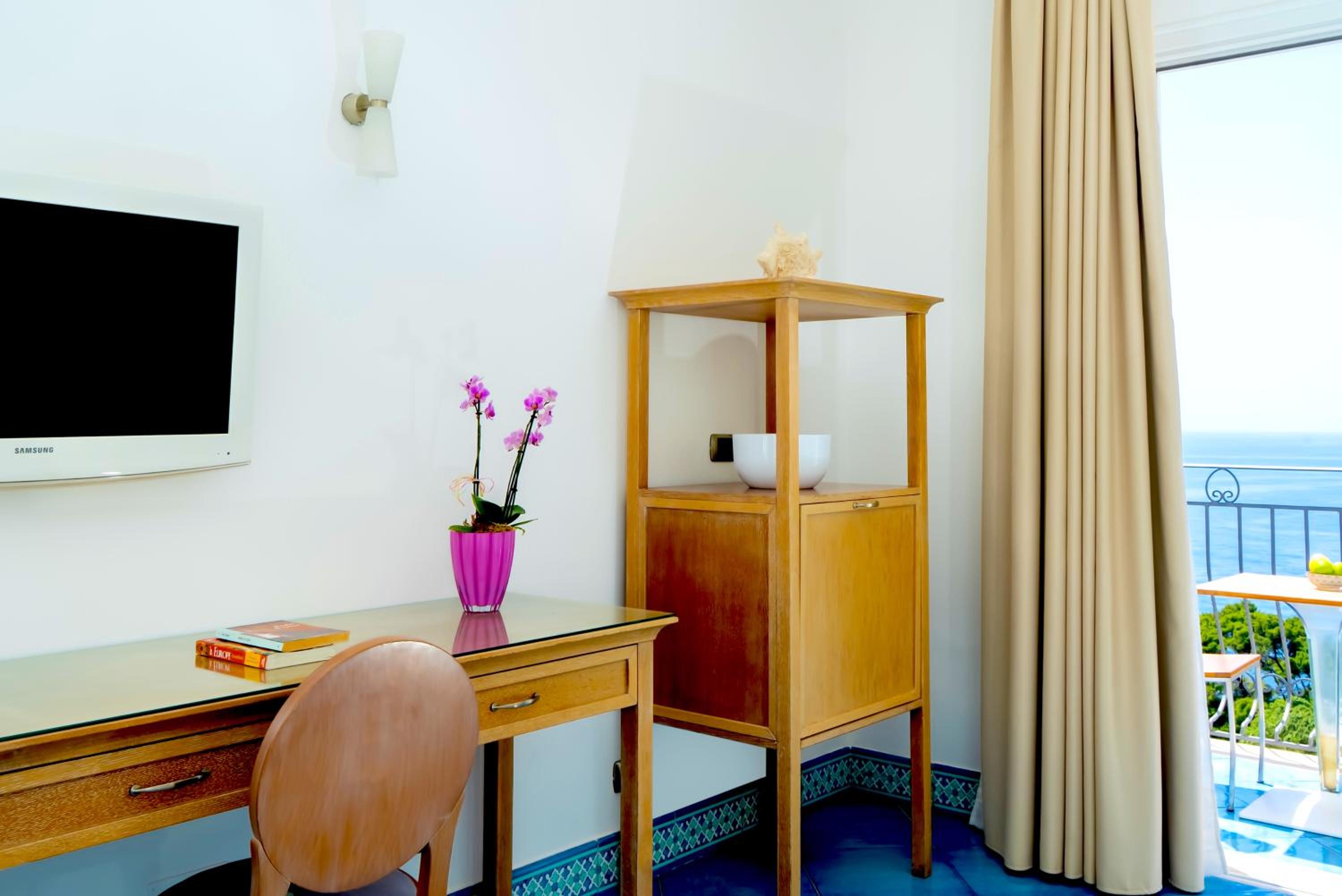 Deluxe Room Top Floor with Sea View balcony