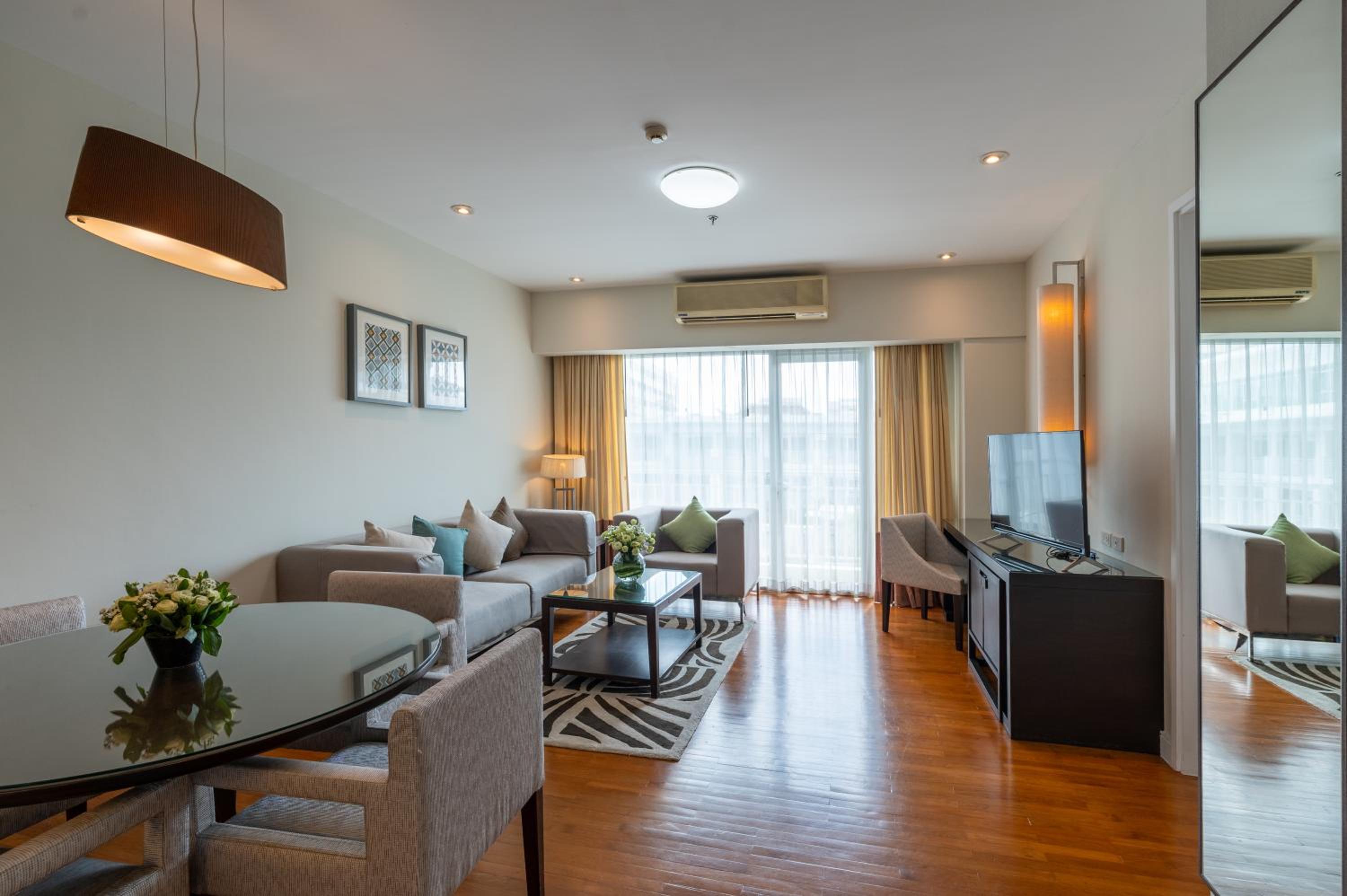 One-Bedroom Suite - Photo 7