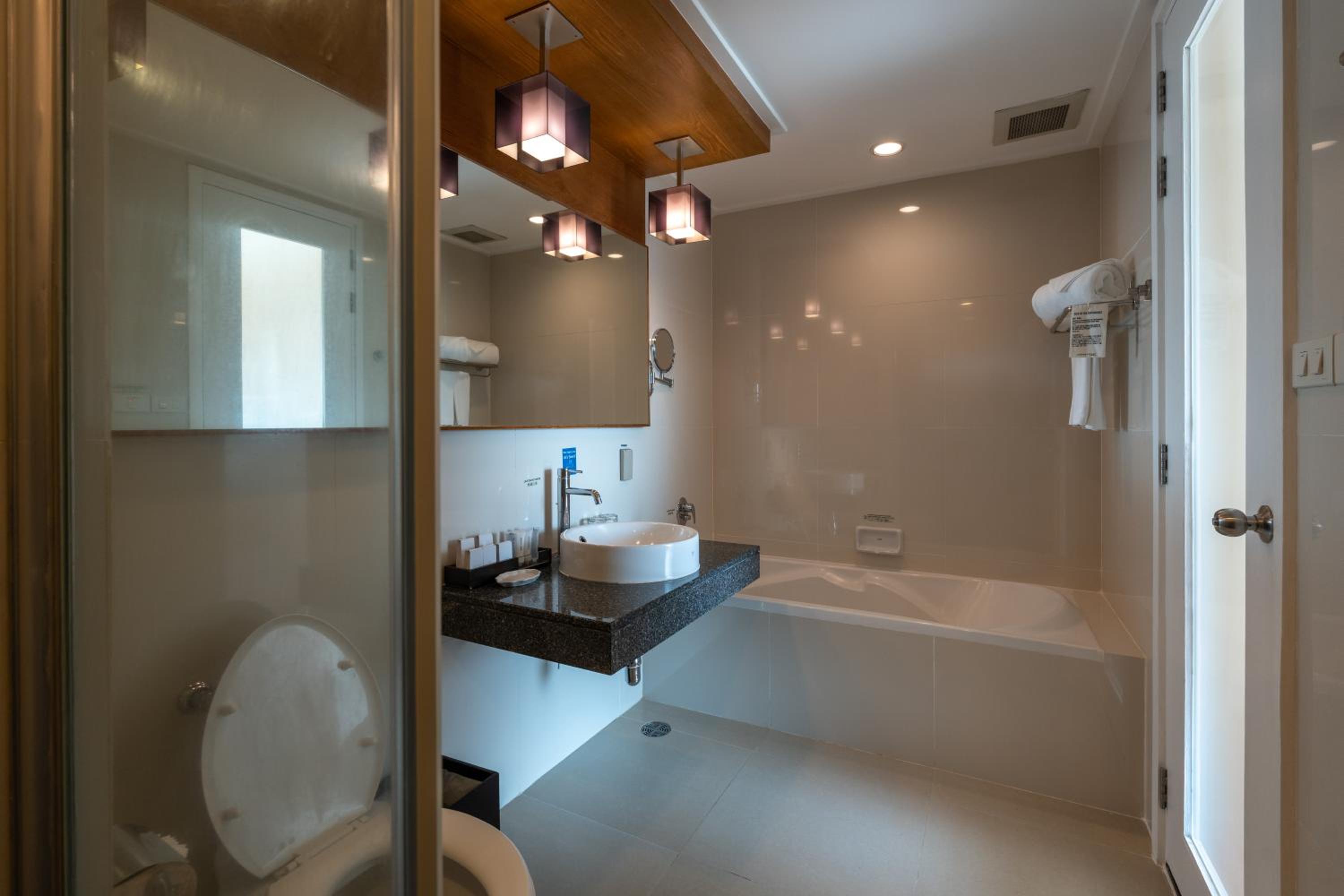 One-Bedroom Suite - Photo 6