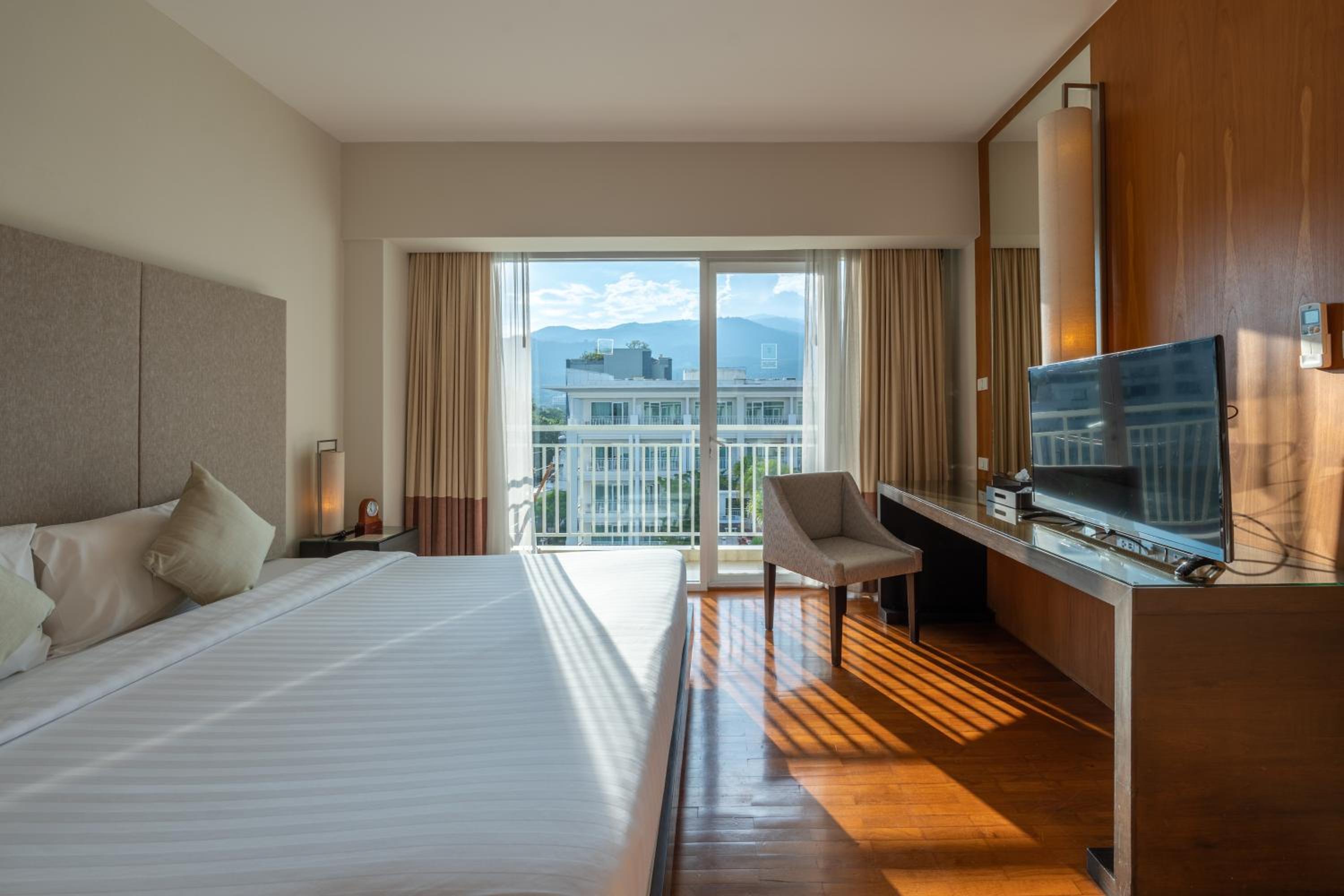 One-Bedroom Suite - Photo 10