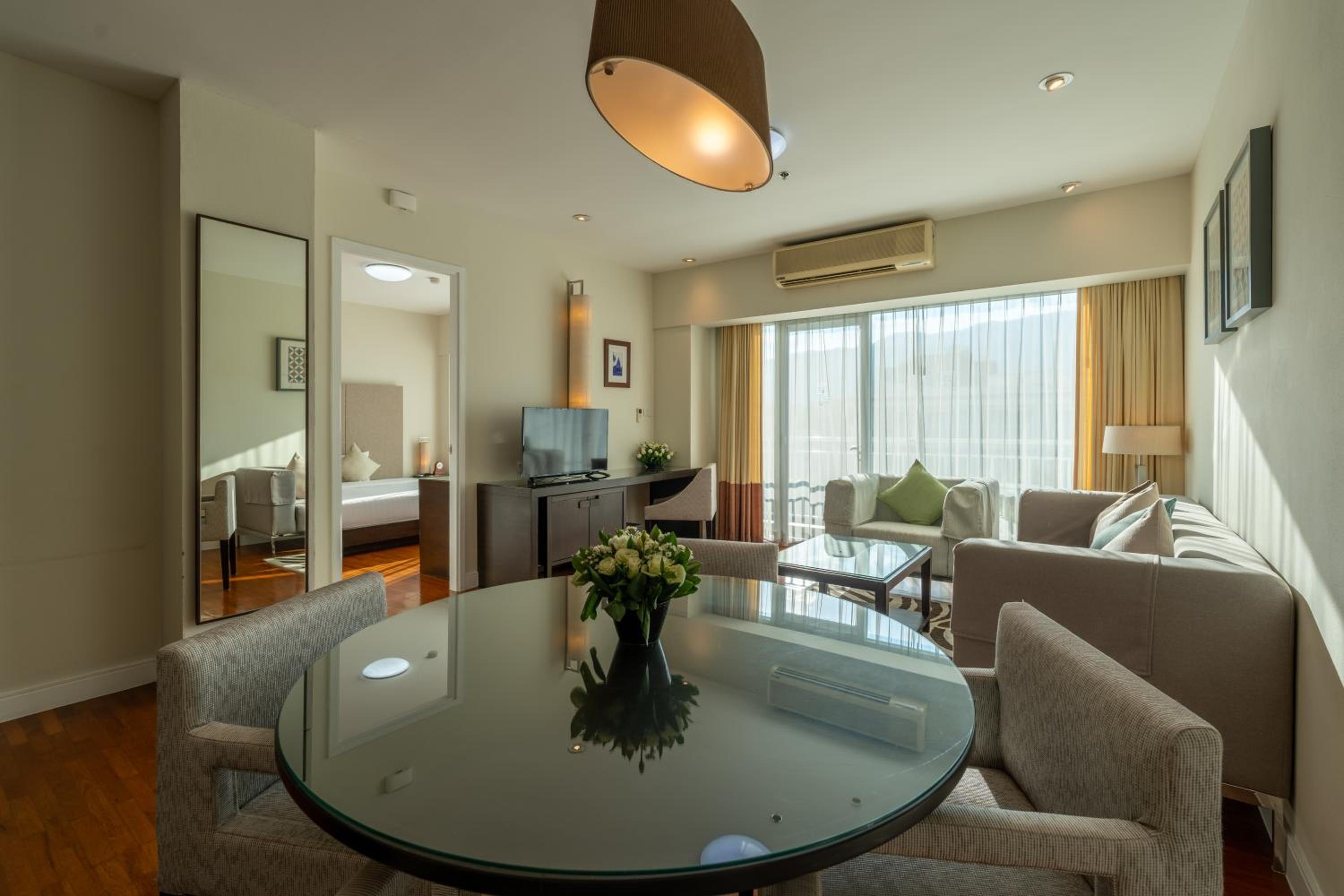 One-Bedroom Suite - Photo 11