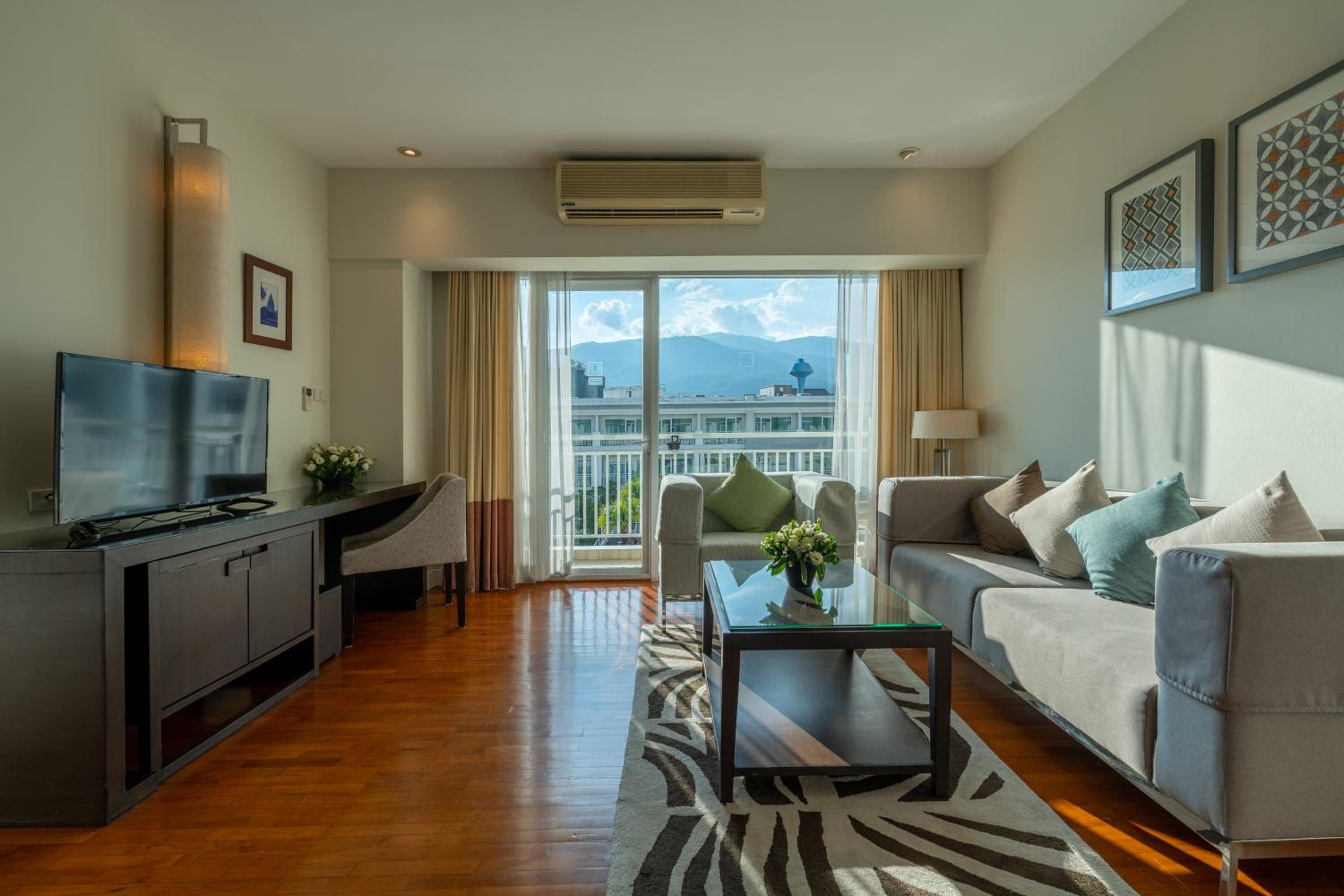 One-Bedroom Suite - Photo 4