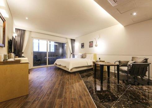 Double Room with Terrace - Photo 6