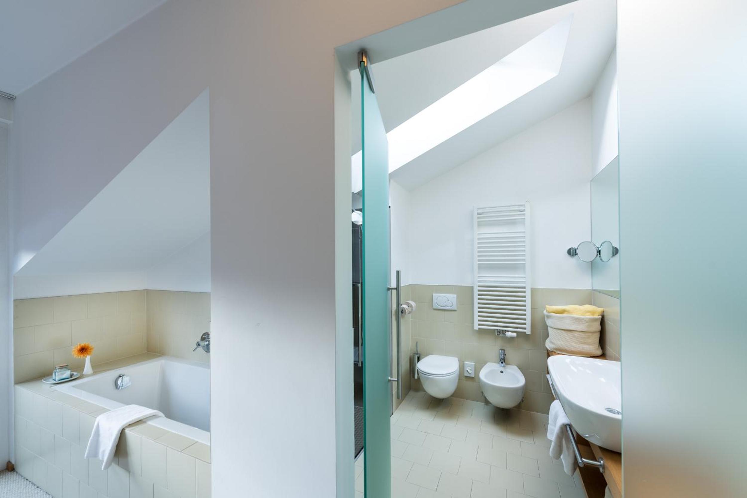Junior Suite with Balcony - Photo 3