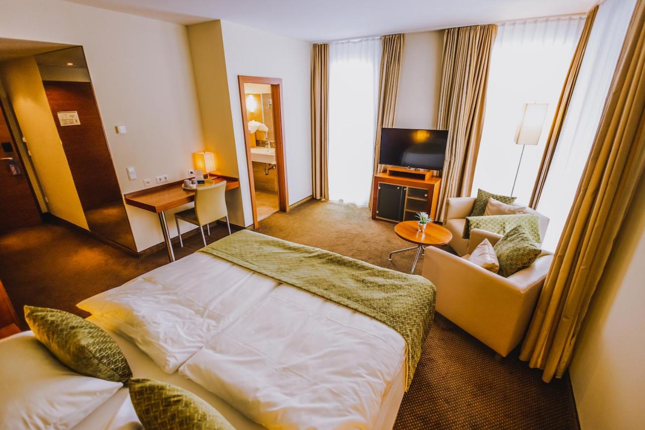 Double Room with Balcony without Lake View - Photo 10
