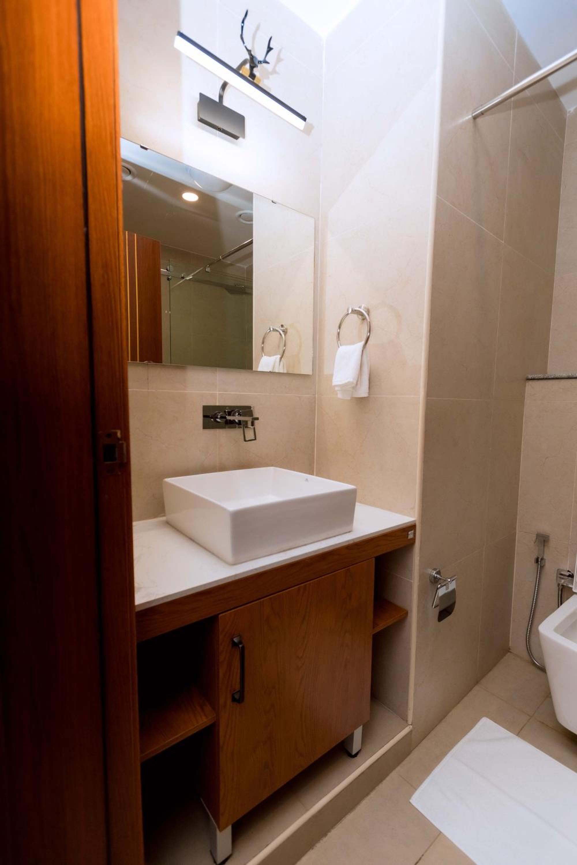 Junior Suite with Balcony - Photo 4