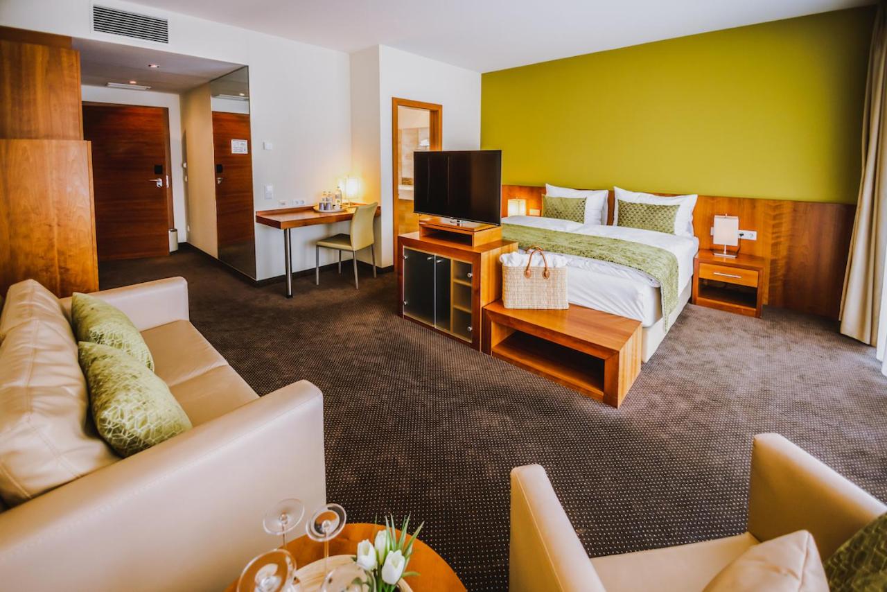 Superior Double or Twin Room with Lake View and Balcony - Photo 10
