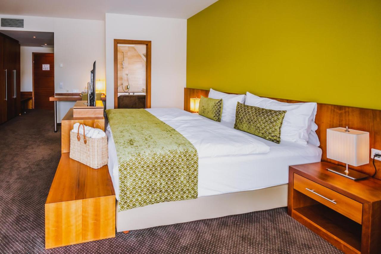 Double Room with Balcony without Lake View - Photo 6