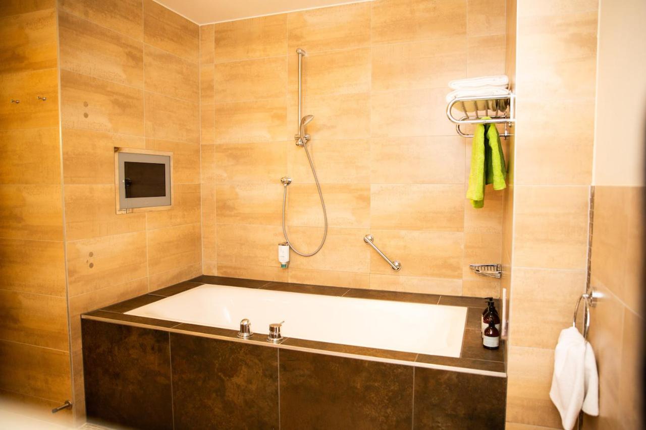 Double Room with Balcony without Lake View - Photo 7