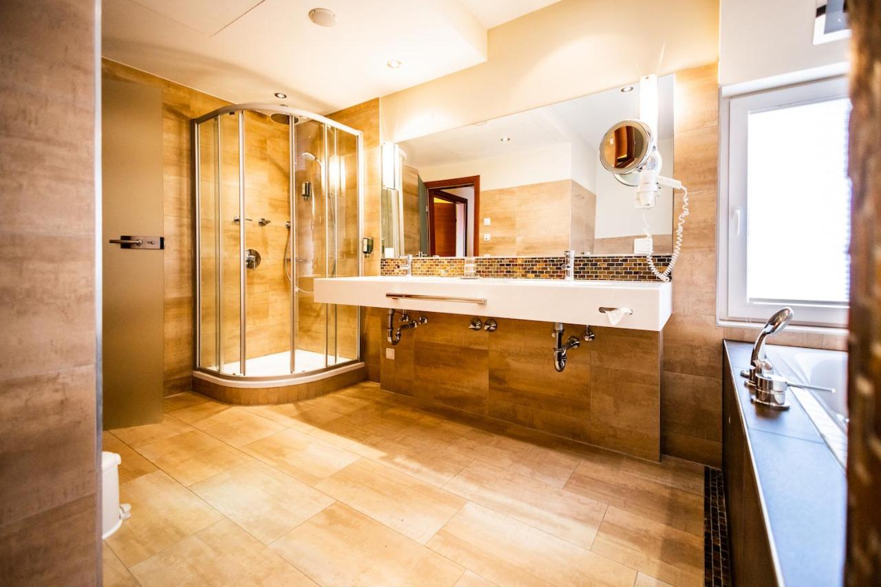 Junior Suite with Balcony - Photo 10