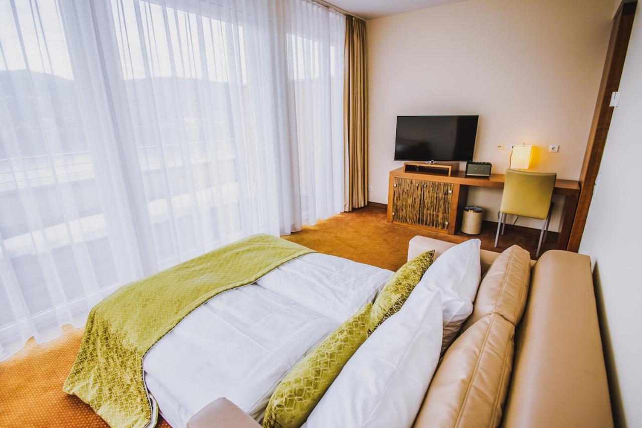 Junior Suite with Balcony - Photo 9