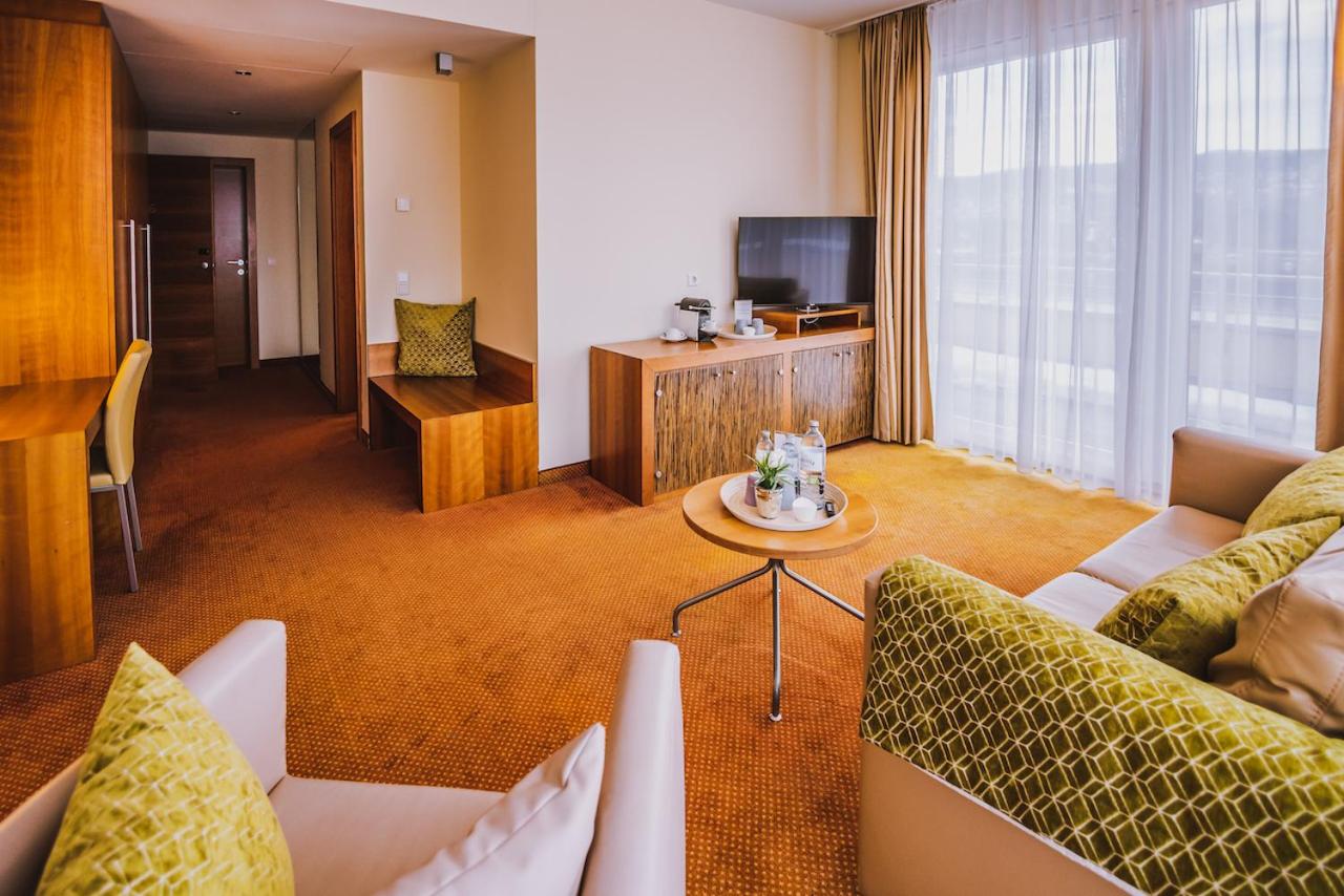 Junior Suite with Balcony - Photo 8