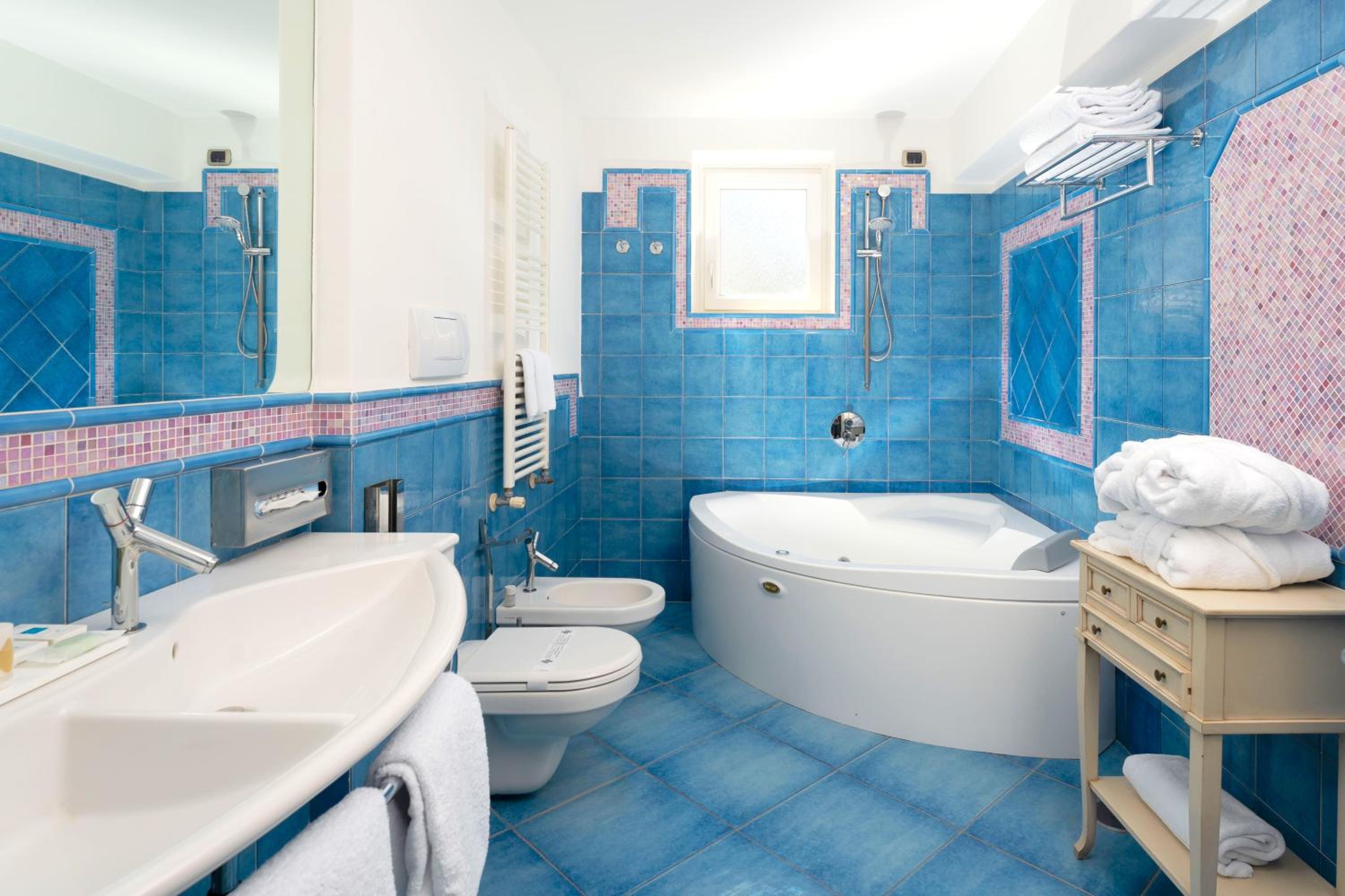 Deluxe Superior Top Floor with Sea View balcony thumbnail 5