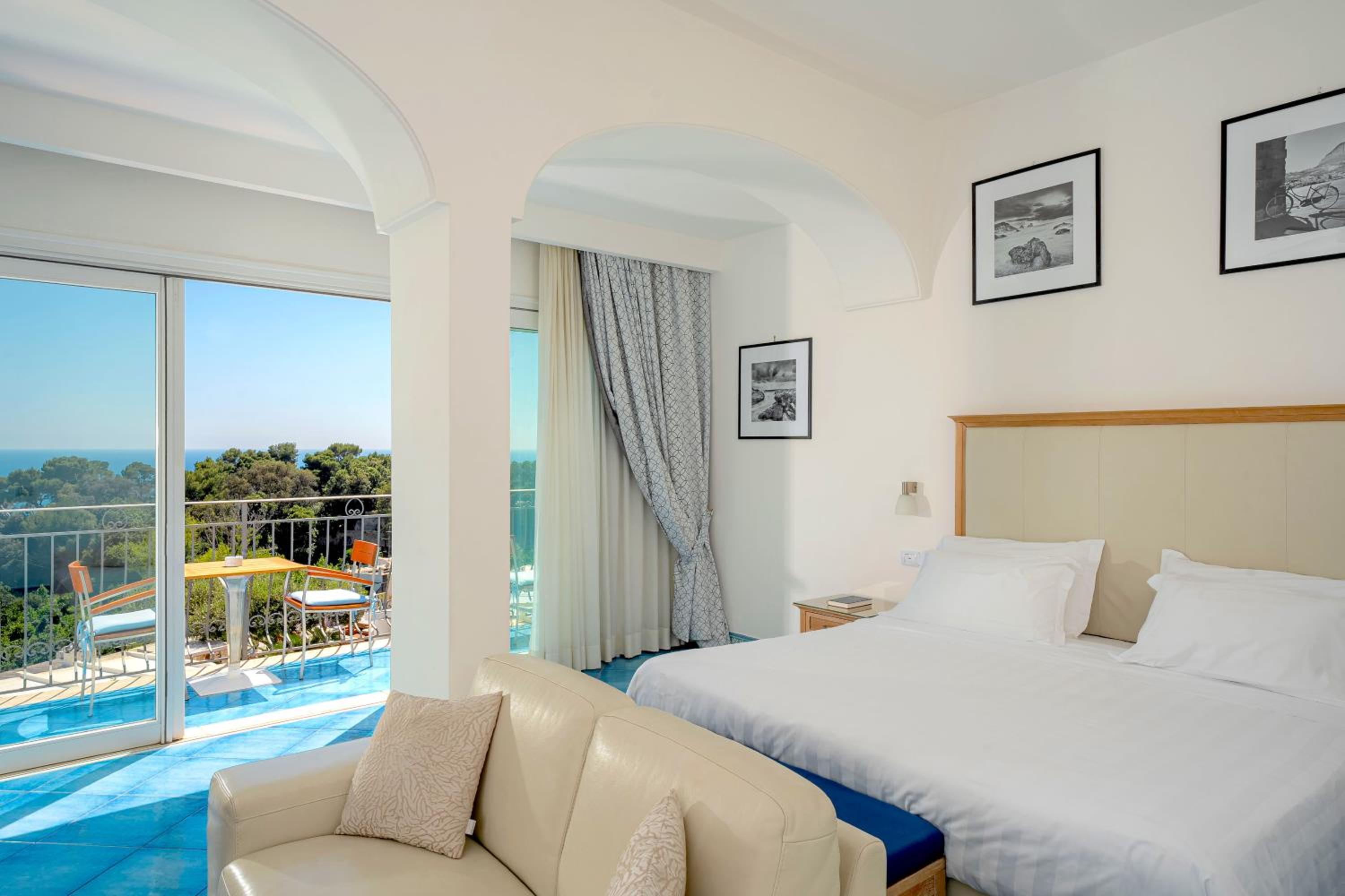Deluxe Superior Top Floor with Sea View balcony thumbnail 6