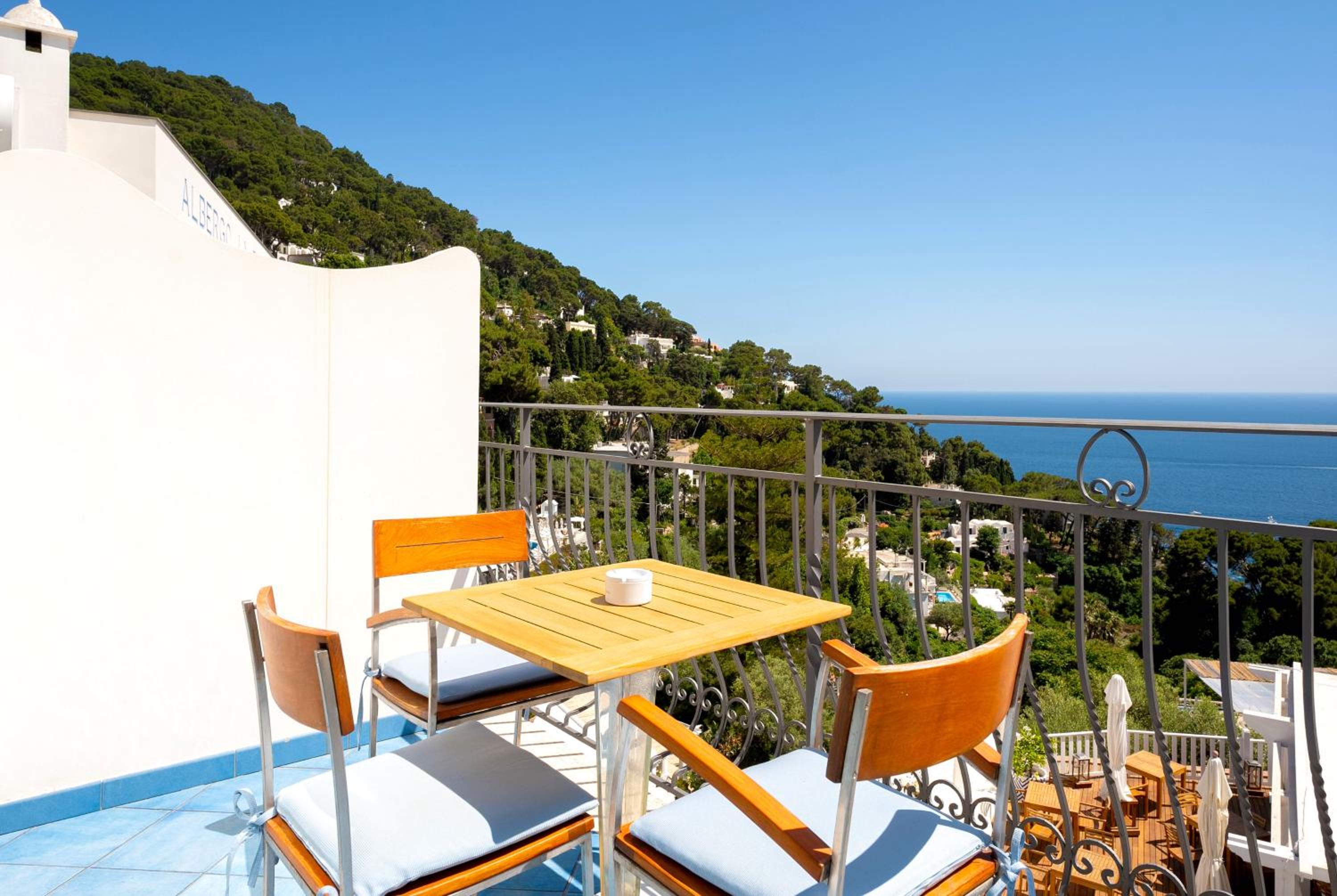 Deluxe Superior Top Floor with Sea View balcony