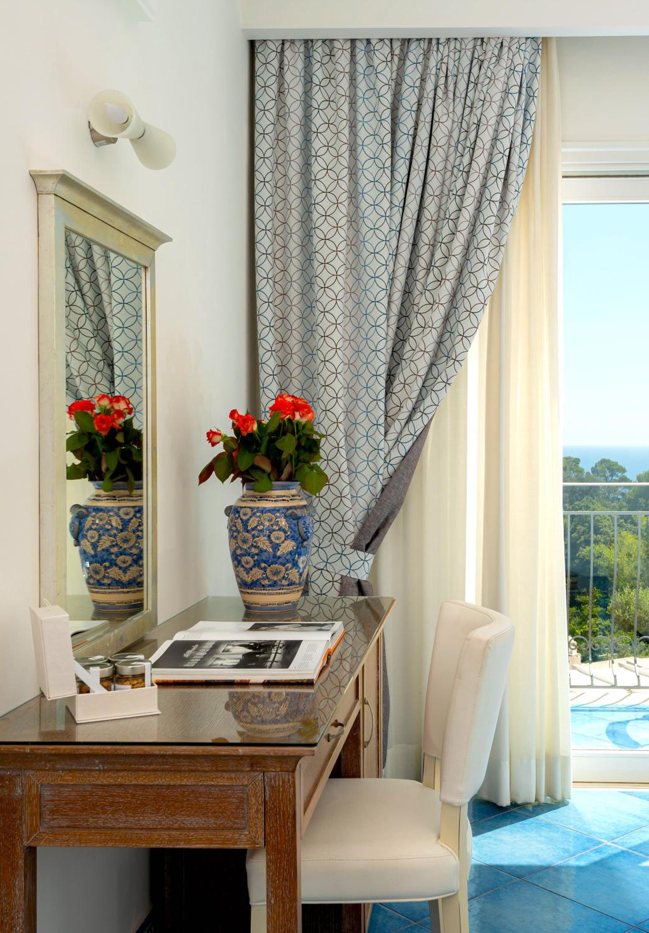 Deluxe Superior Top Floor with Sea View balcony