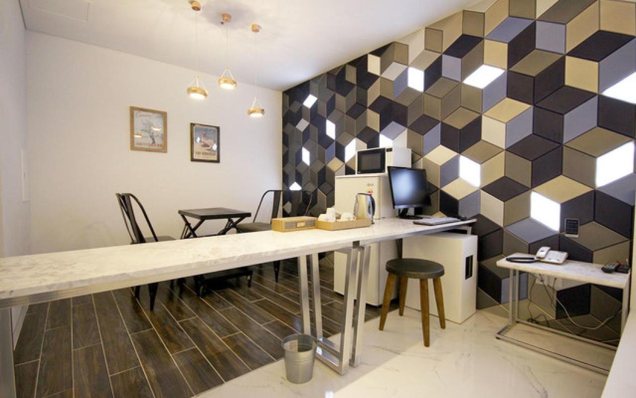 Deluxe Suite - Photo 13