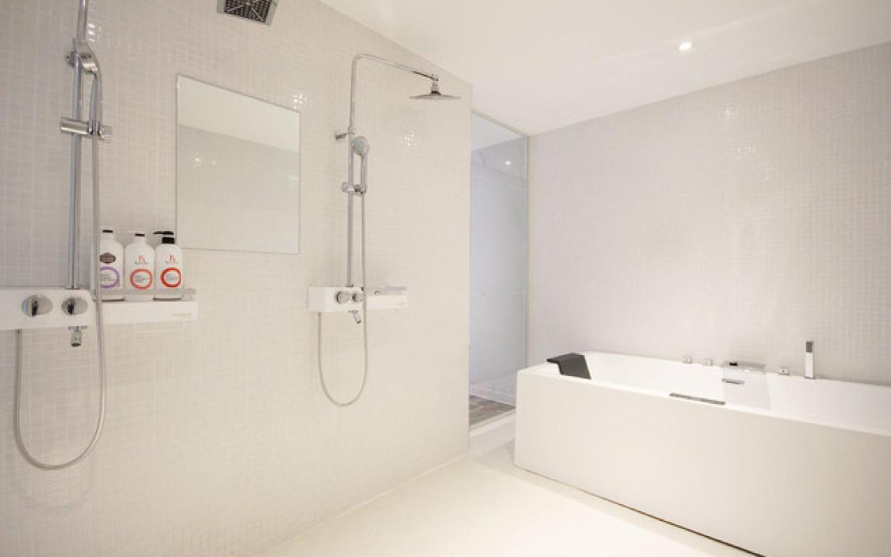 Deluxe Suite - Photo 12
