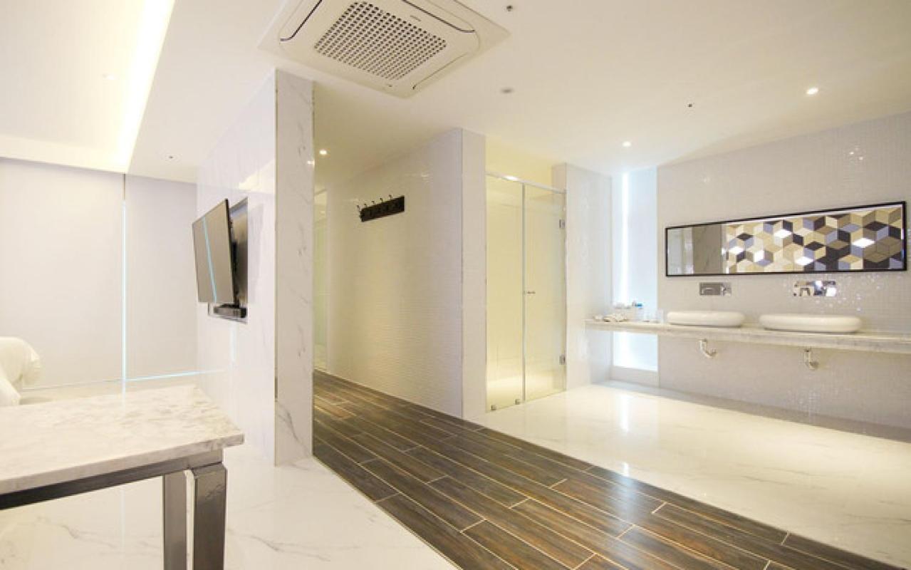 Deluxe Suite - Photo 19
