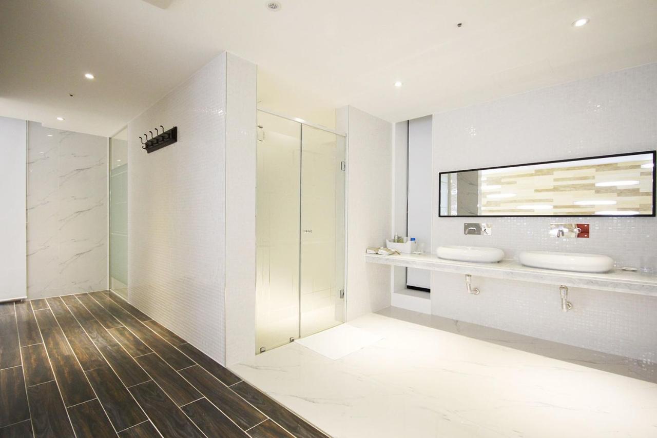 Deluxe Suite - Photo 26