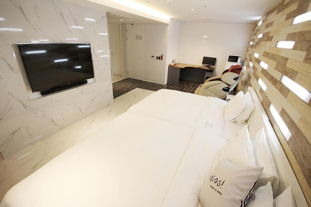 Deluxe Suite - Photo 23