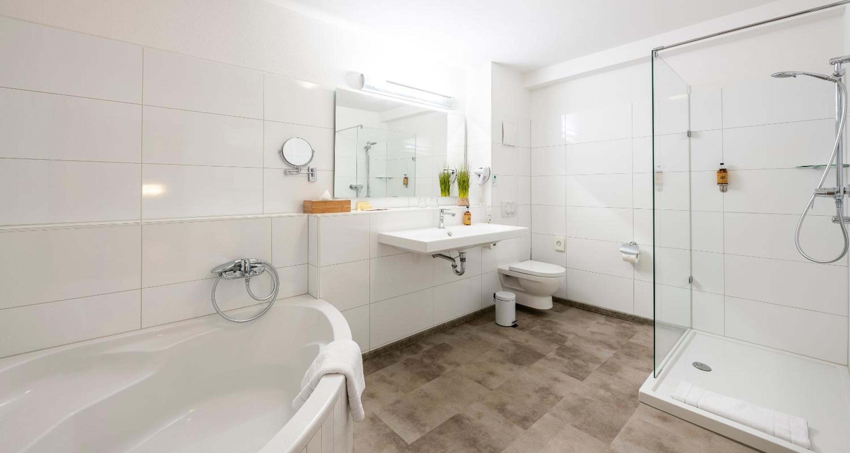 Queen Suite - Photo 10