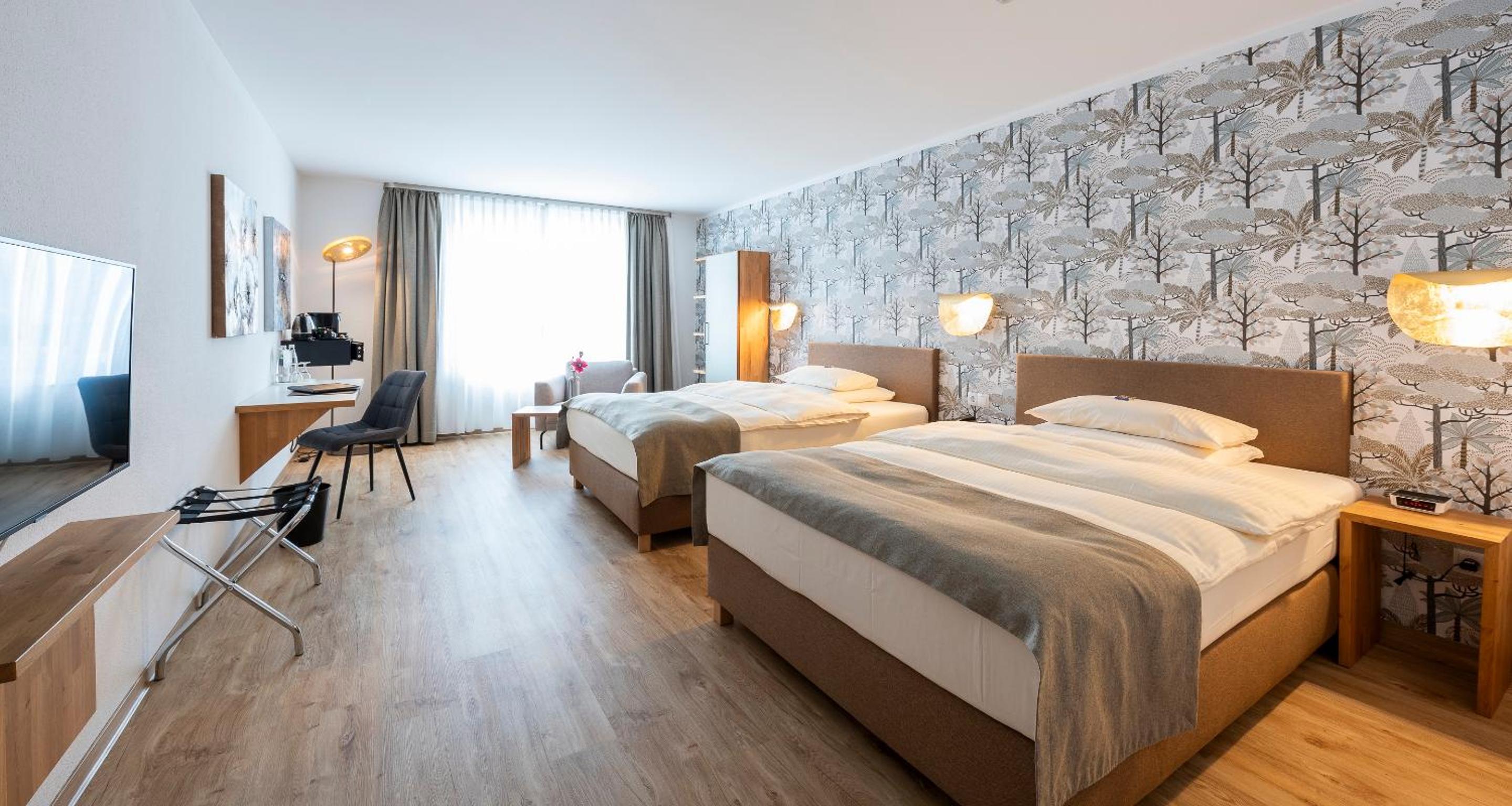 Standard Queen Room with Two Queen Beds - Photo 3