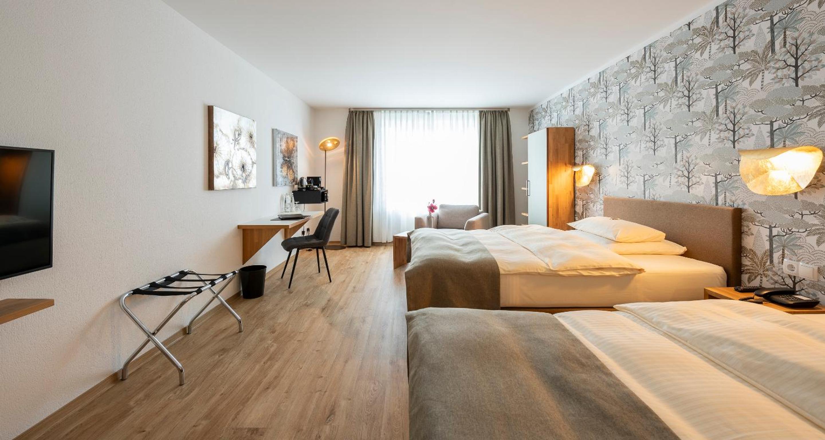 Standard Queen Room with Two Queen Beds - Photo 4