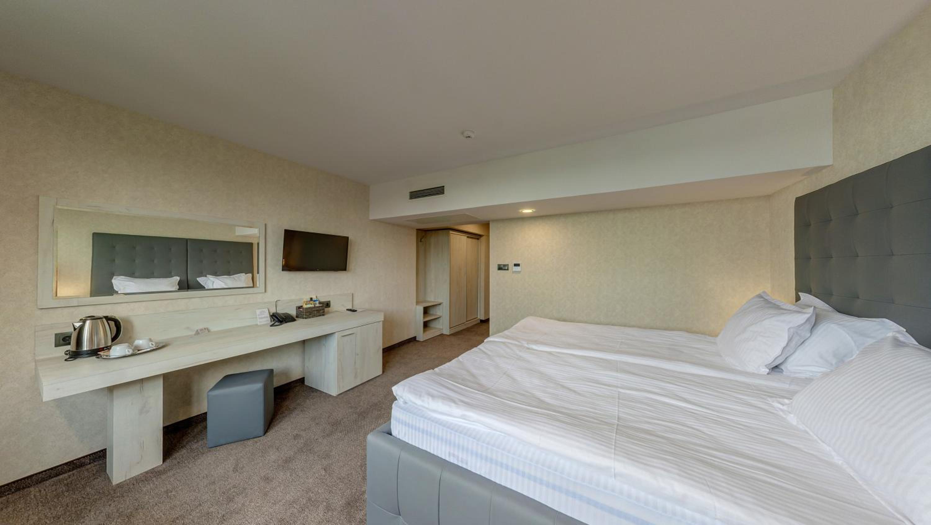 Deluxe Double or Twin Room with River View and Free Parking photo 2