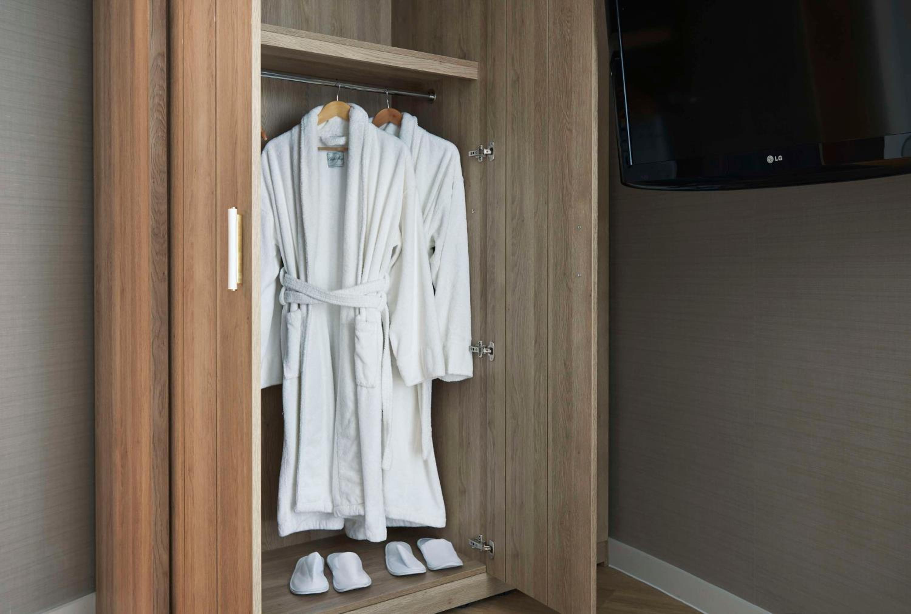 Deluxe Queen Room with Balcony and View thumbnail 6