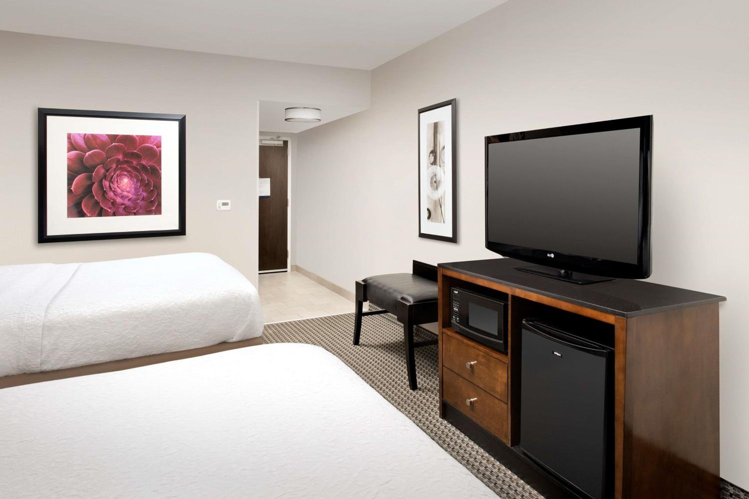 Queen Room with Two Queen Beds - Mobility Access/Non-Smoking - Photo 2