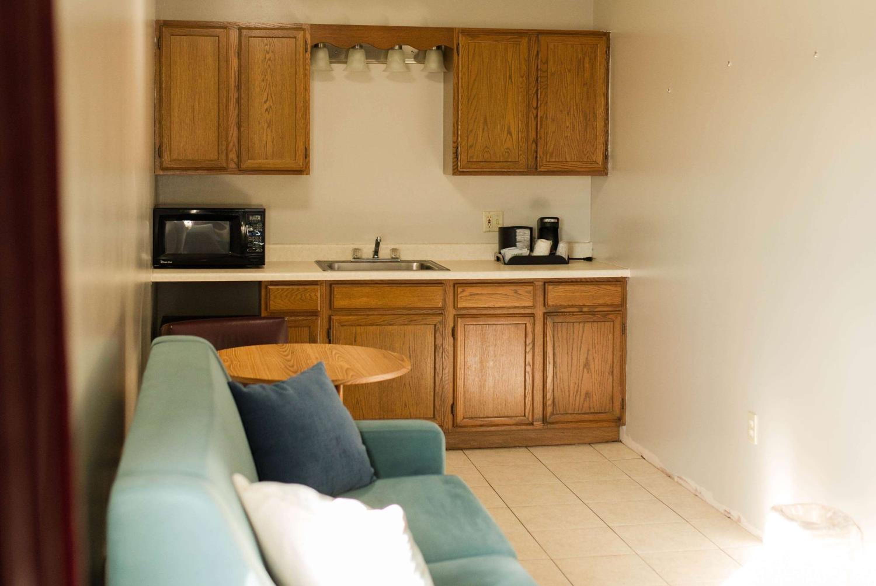 King Suite - Non-Smoking - Photo 2