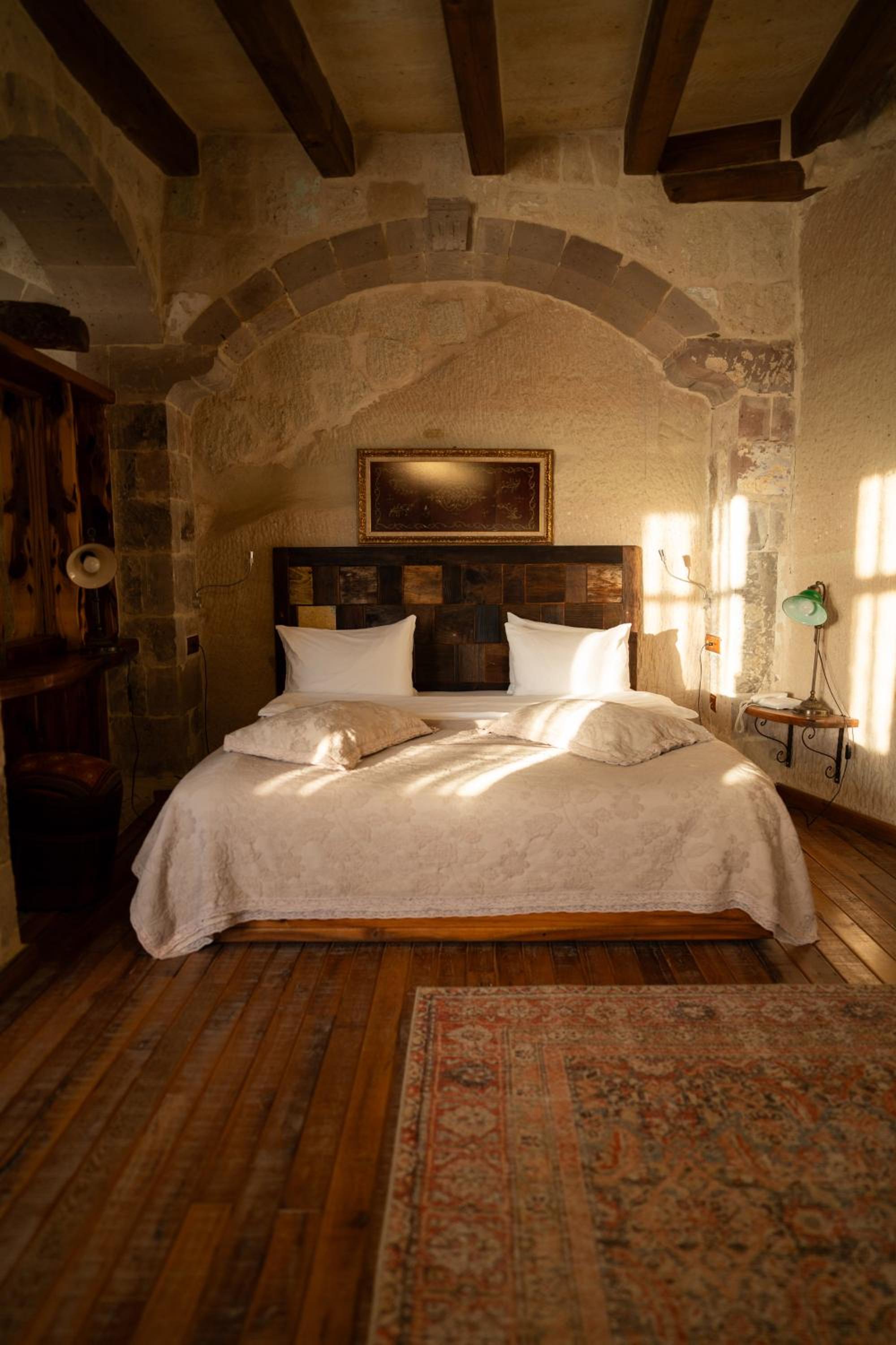 King Suite with Spa Bath - Photo 13