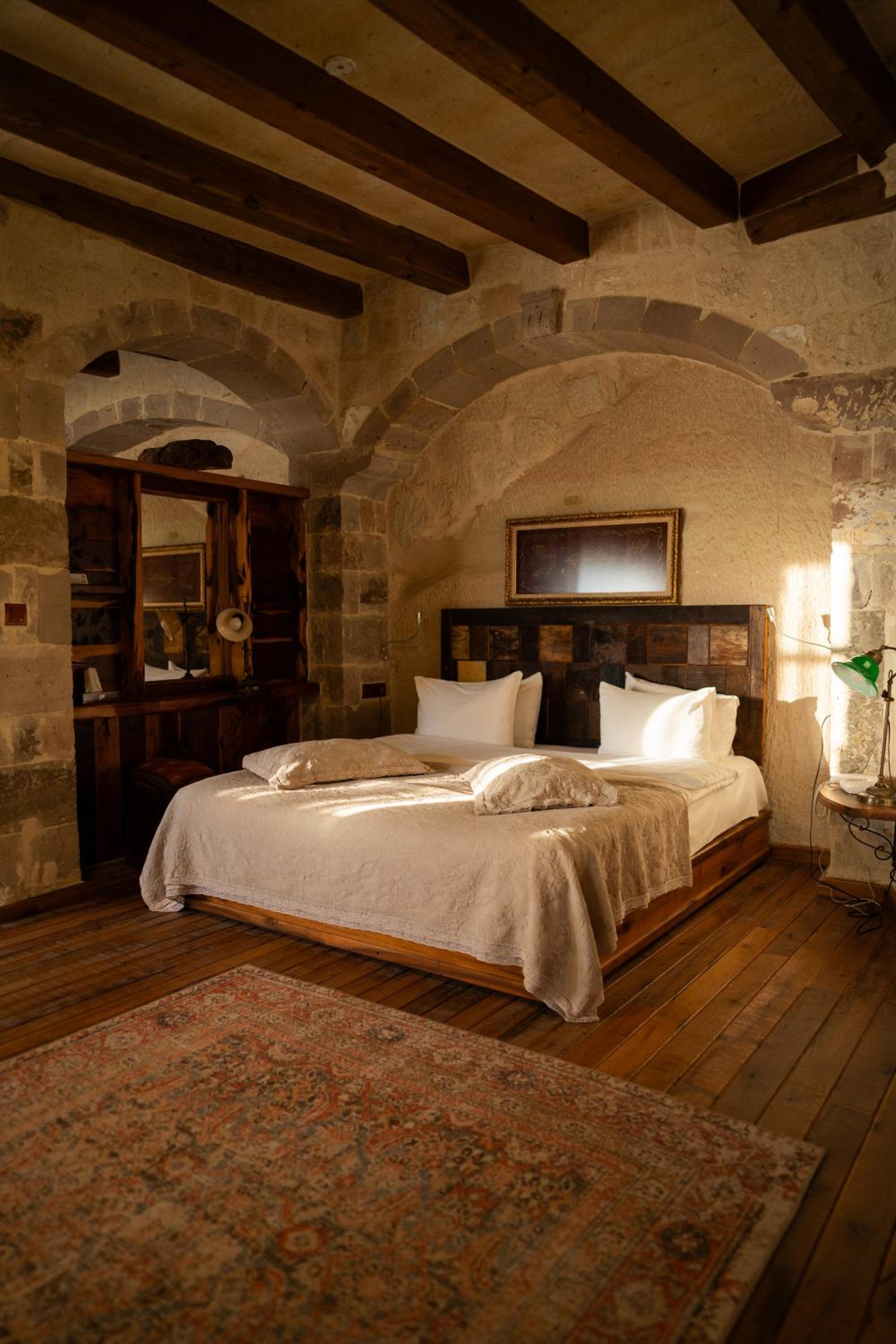 King Suite with Spa Bath - Photo 1