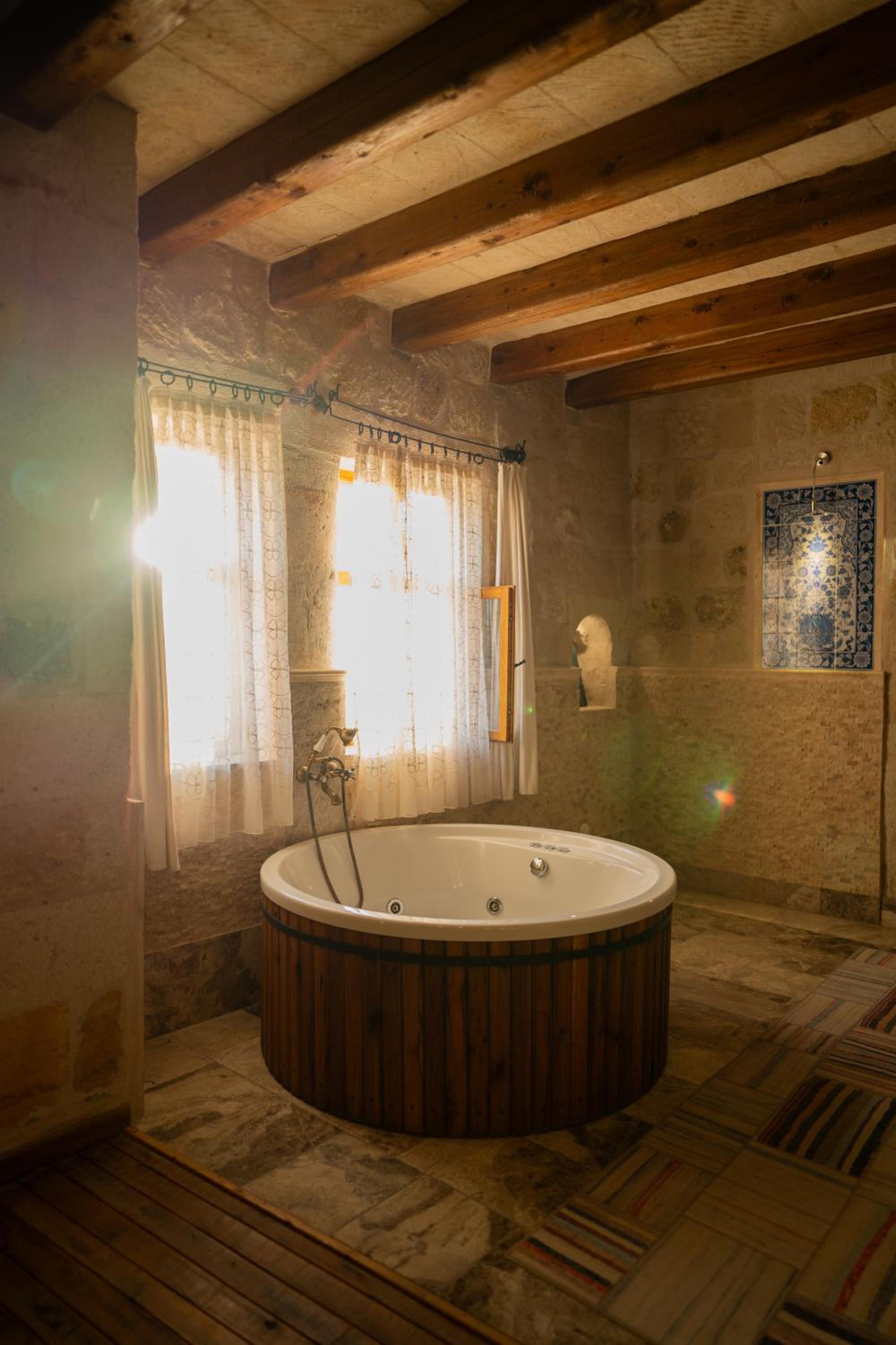 King Suite with Spa Bath - Photo 2