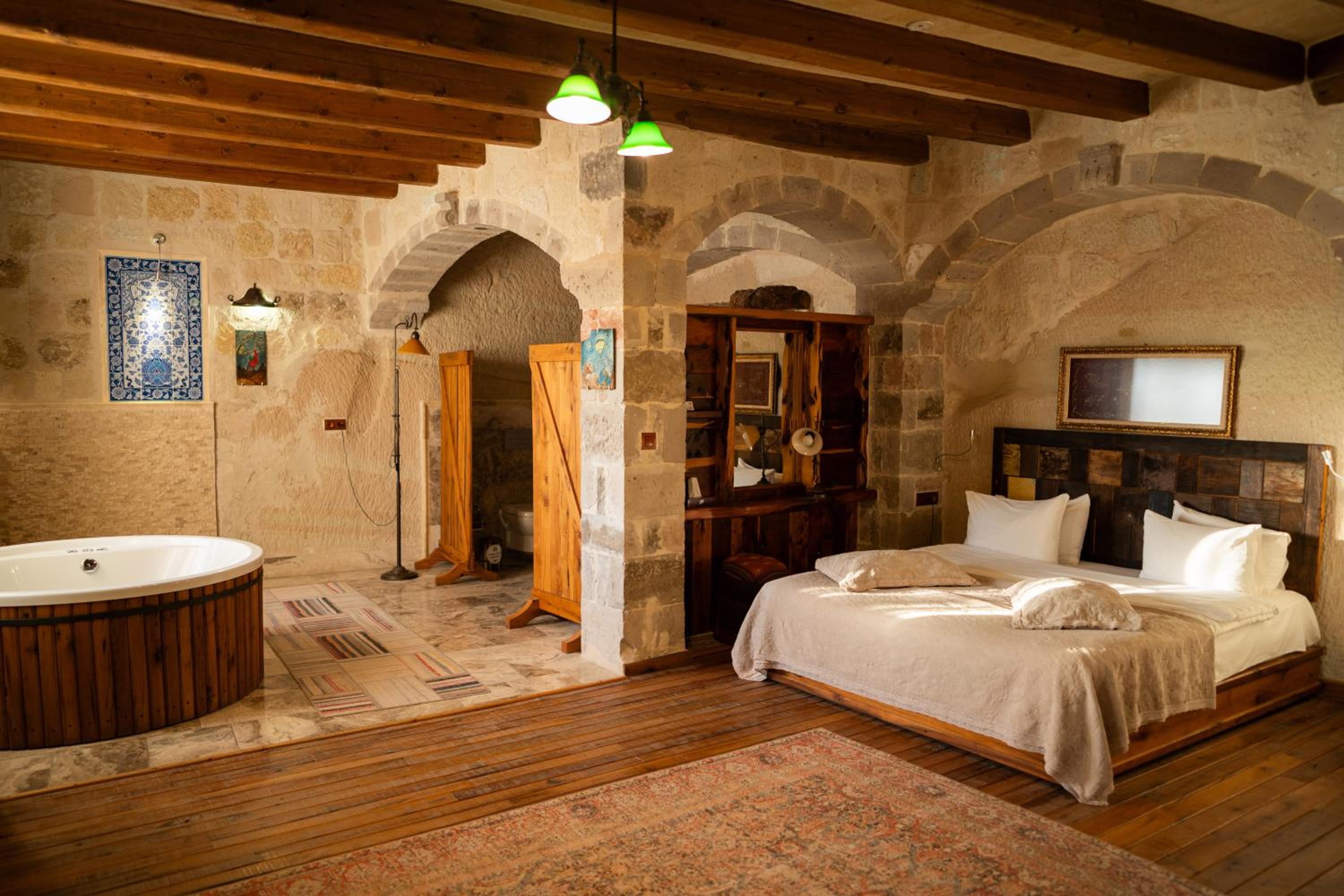 King Suite with Spa Bath - Photo 12