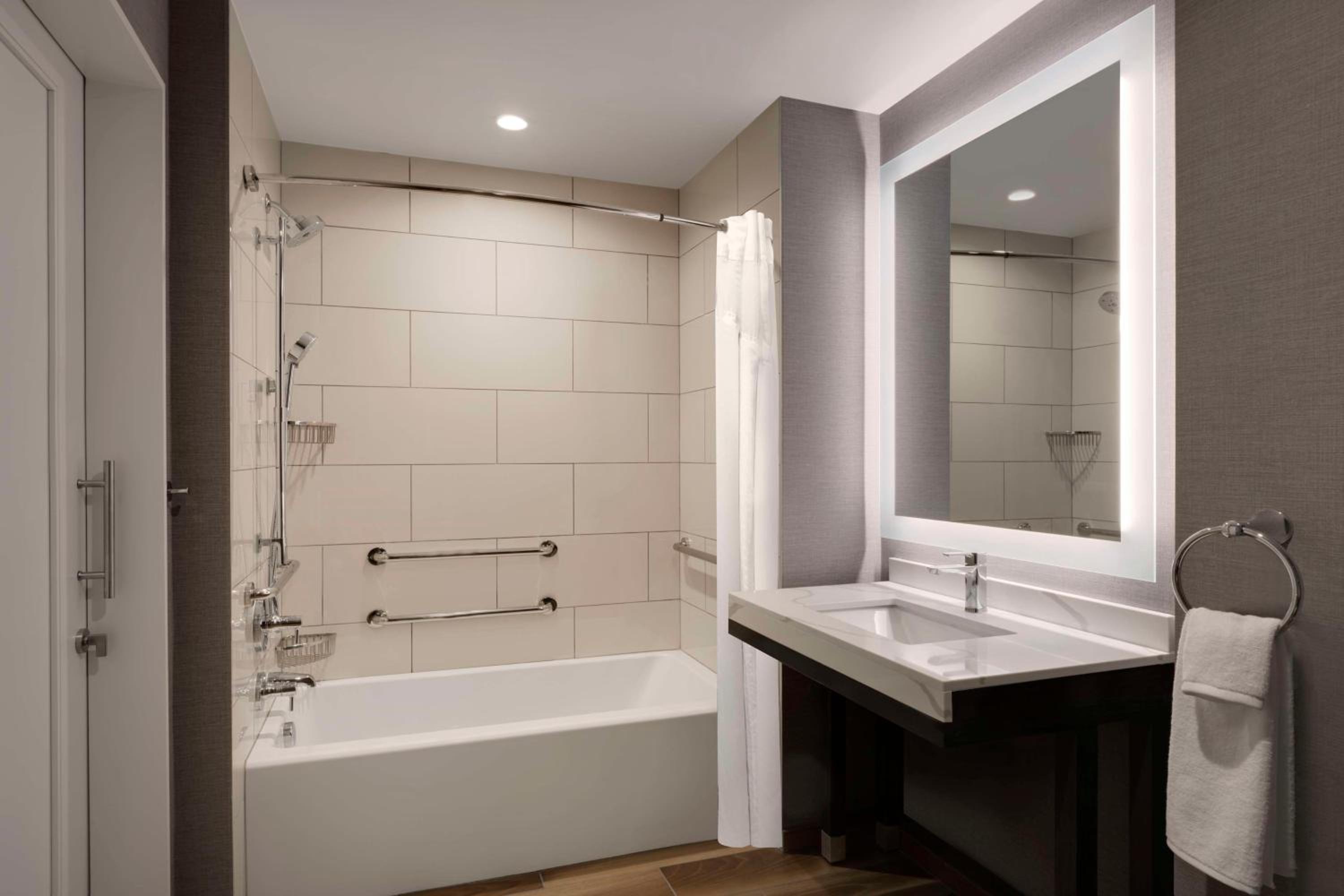 Accessible | Two Queen Beds/Tub thumbnail 6