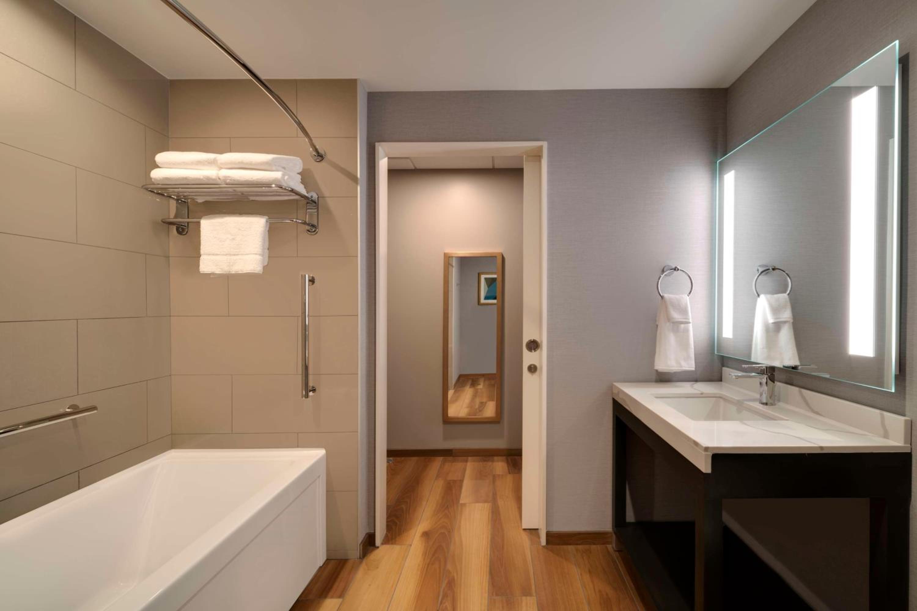 Accessible | Two Queen Beds/Tub thumbnail 5