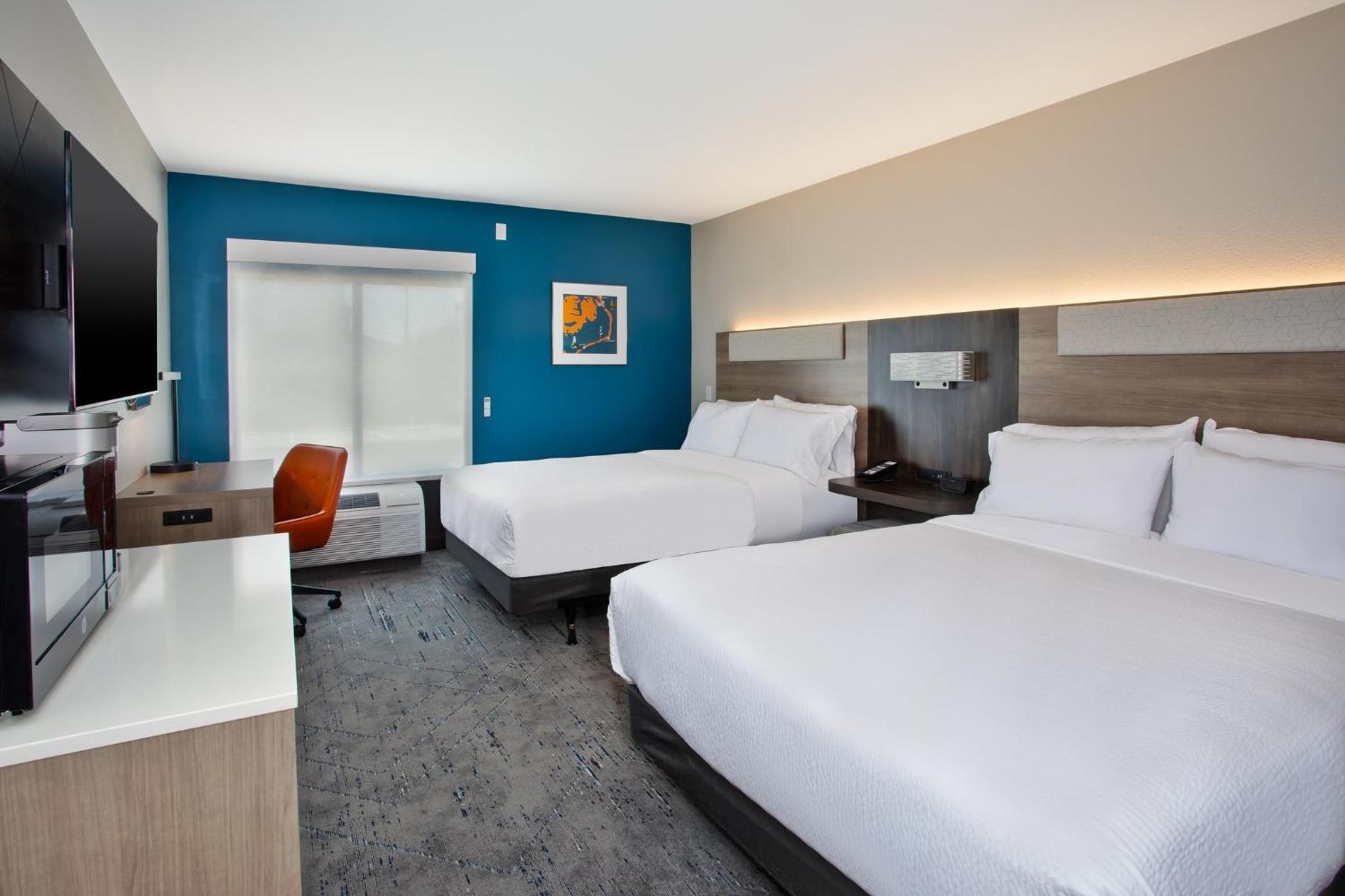 Standard Room with Two Queen Beds - Photo 2