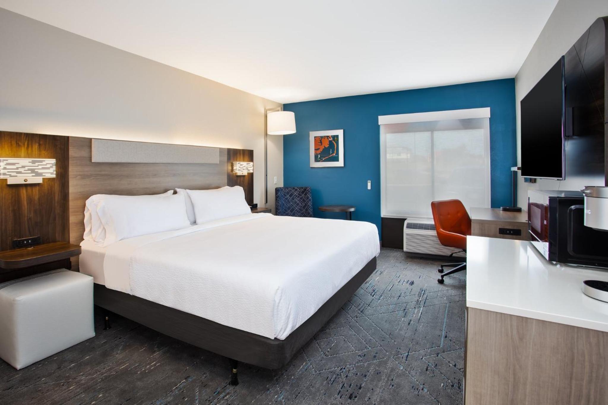 Standard King Room - Photo 7