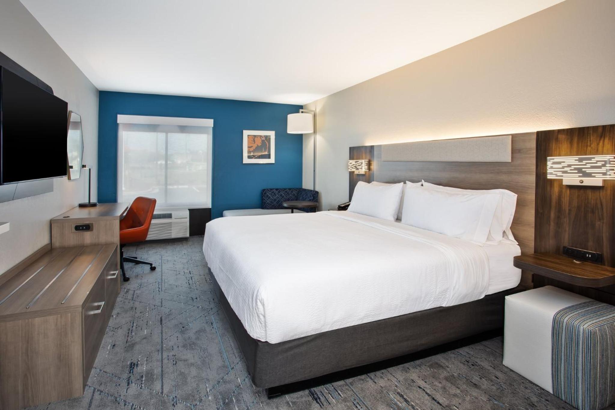 Standard King Room - Photo 13