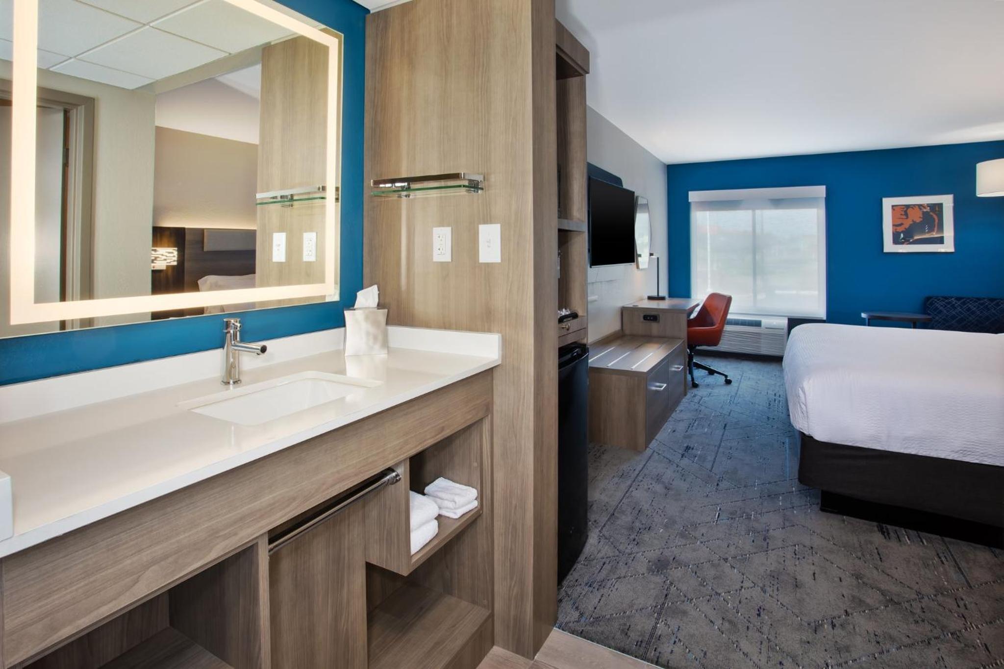 Standard King Room - Photo 12