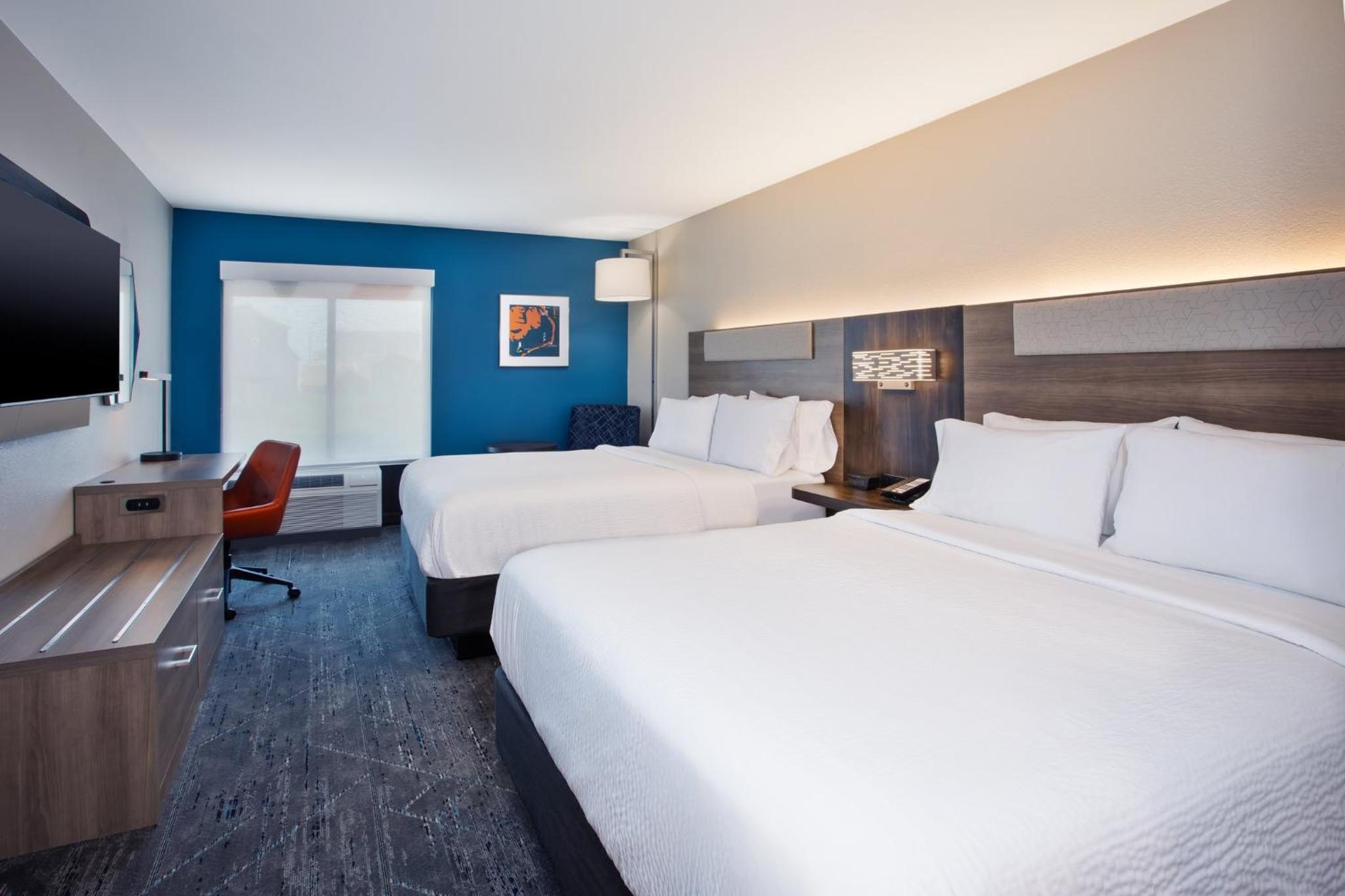 Standard Room with Two Queen Beds - Photo 7