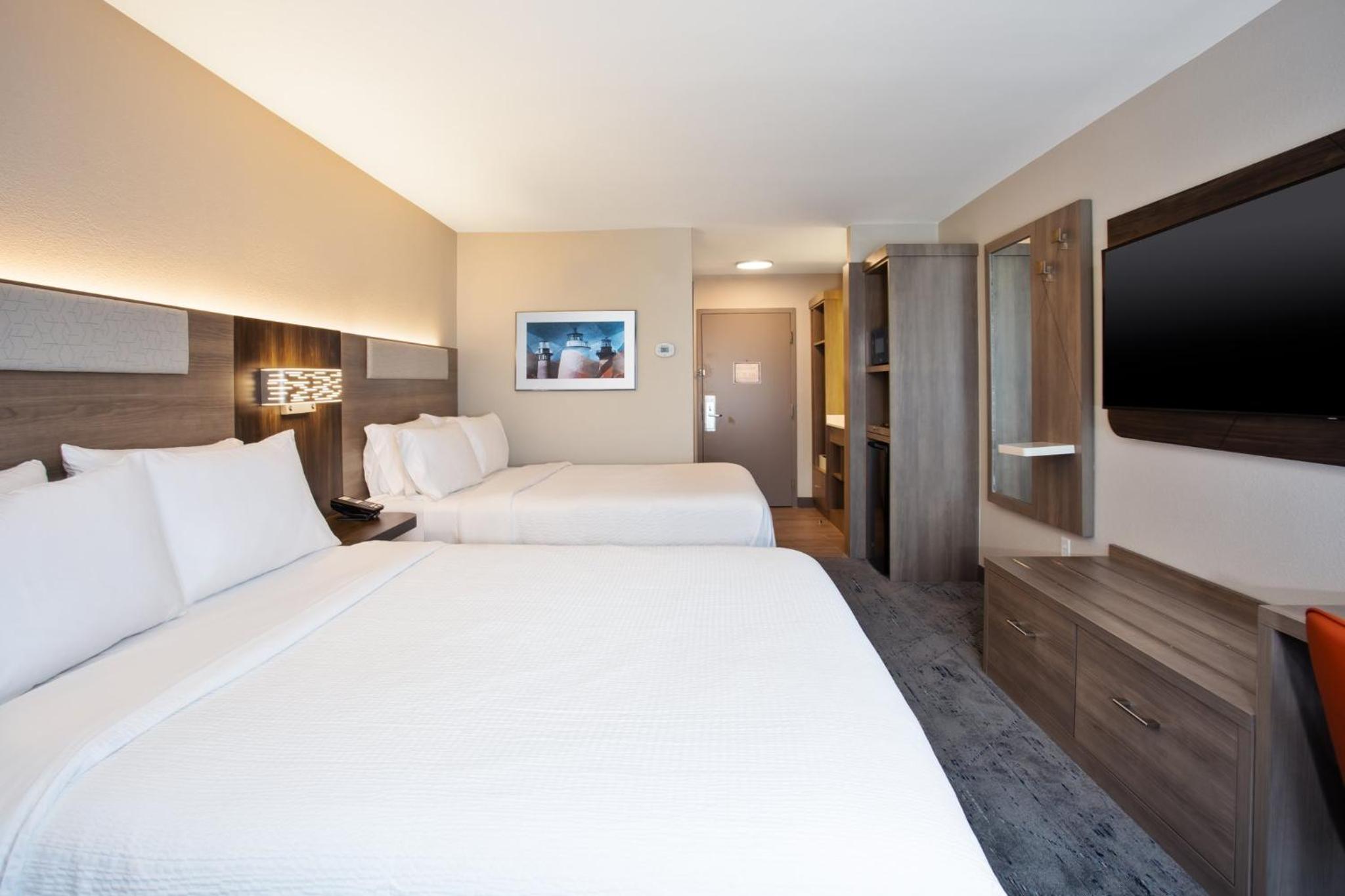 Standard Room with Two Queen Beds - Photo 10
