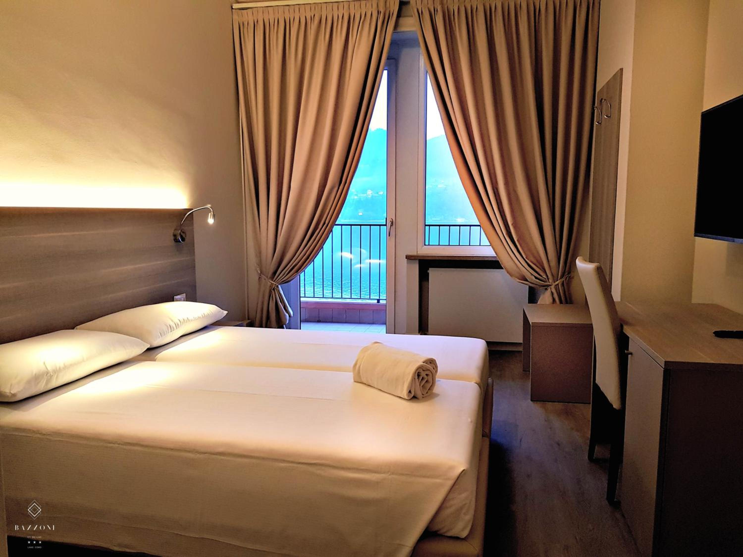 Double Room with Lake View and Balcony - Photo 5