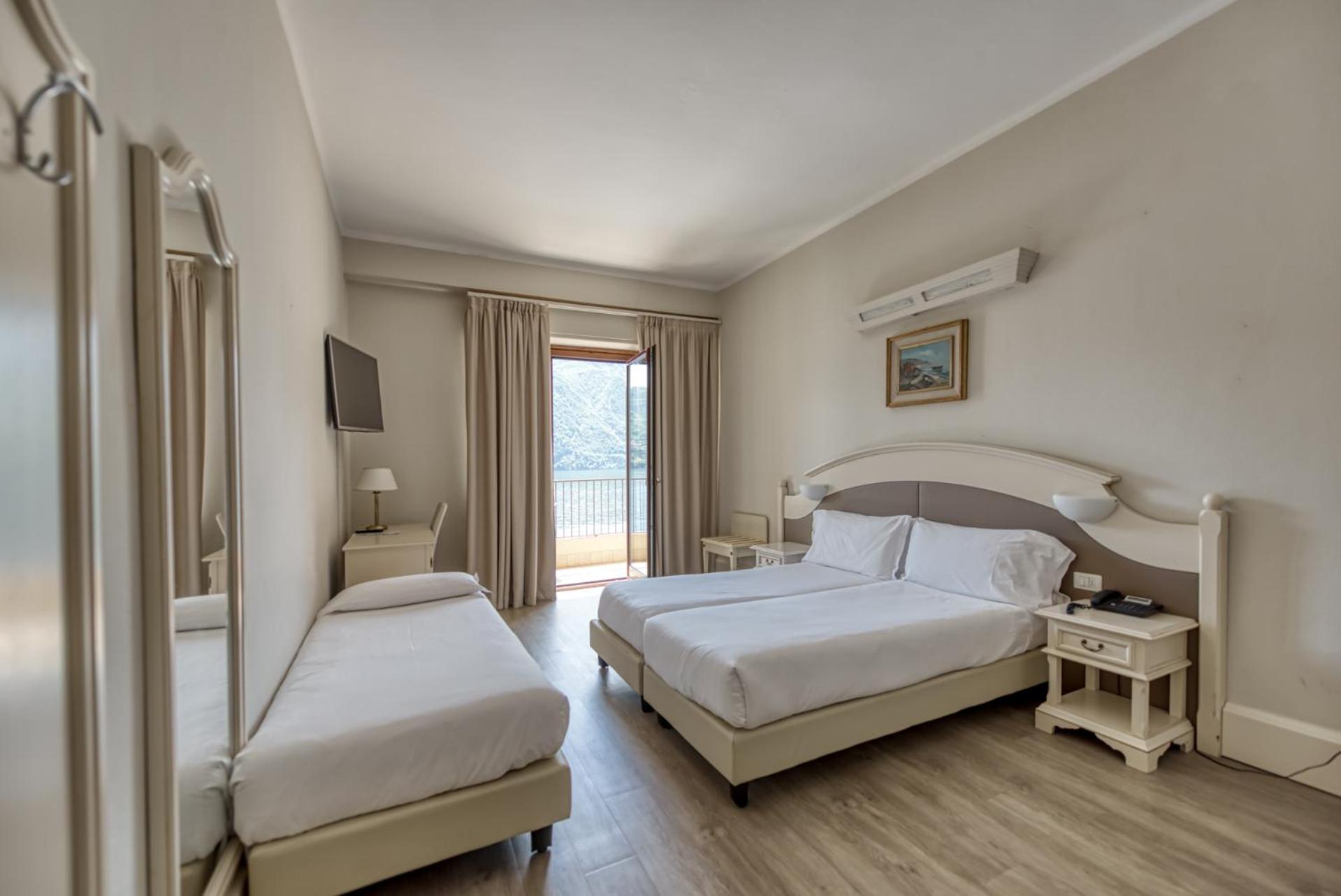 Triple Room with Lake View and Balcony - Photo 3