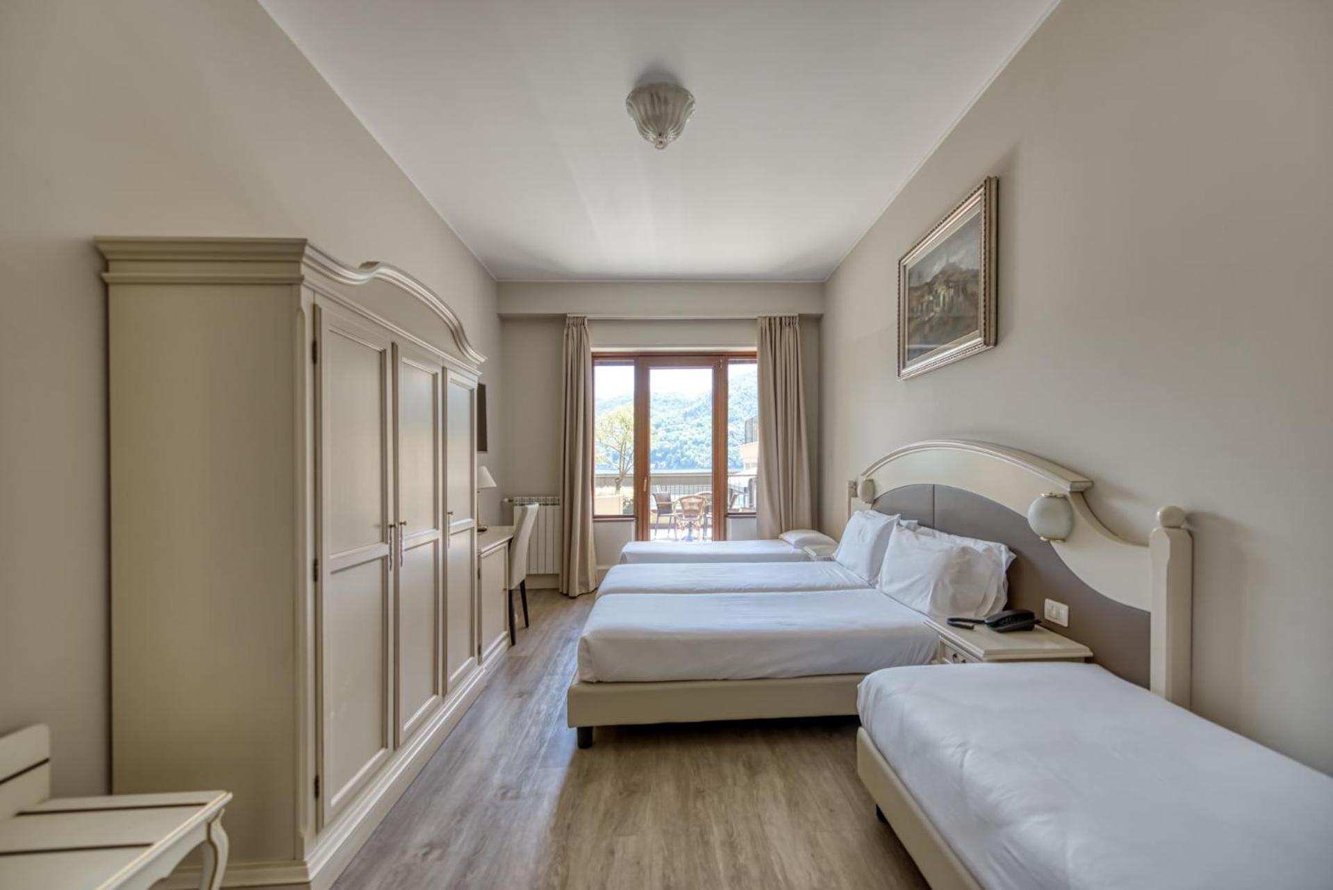 Triple Room with Lake View and Balcony - Photo 12