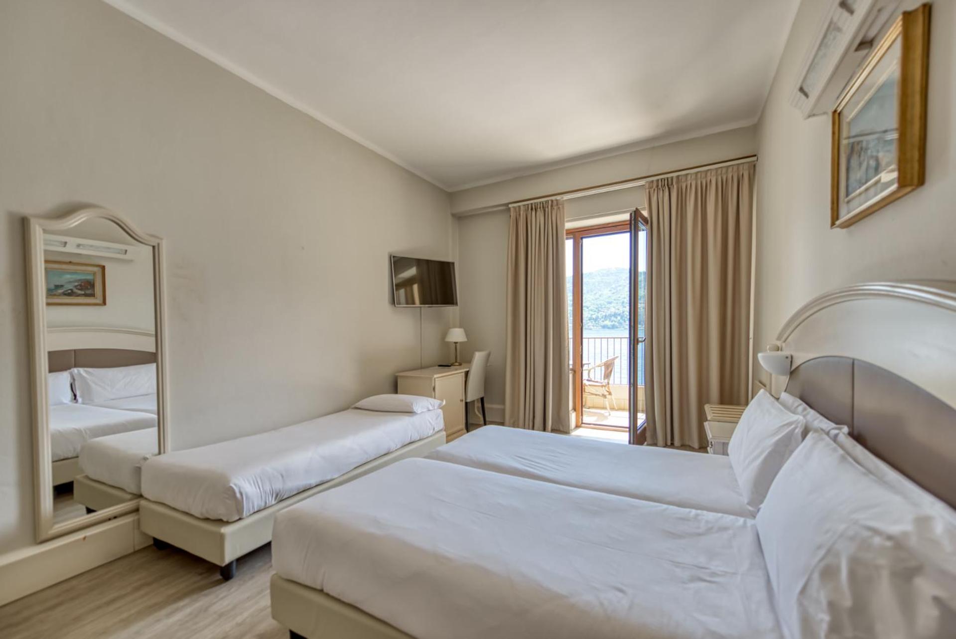 Triple Room with Lake View and Balcony - Photo 7